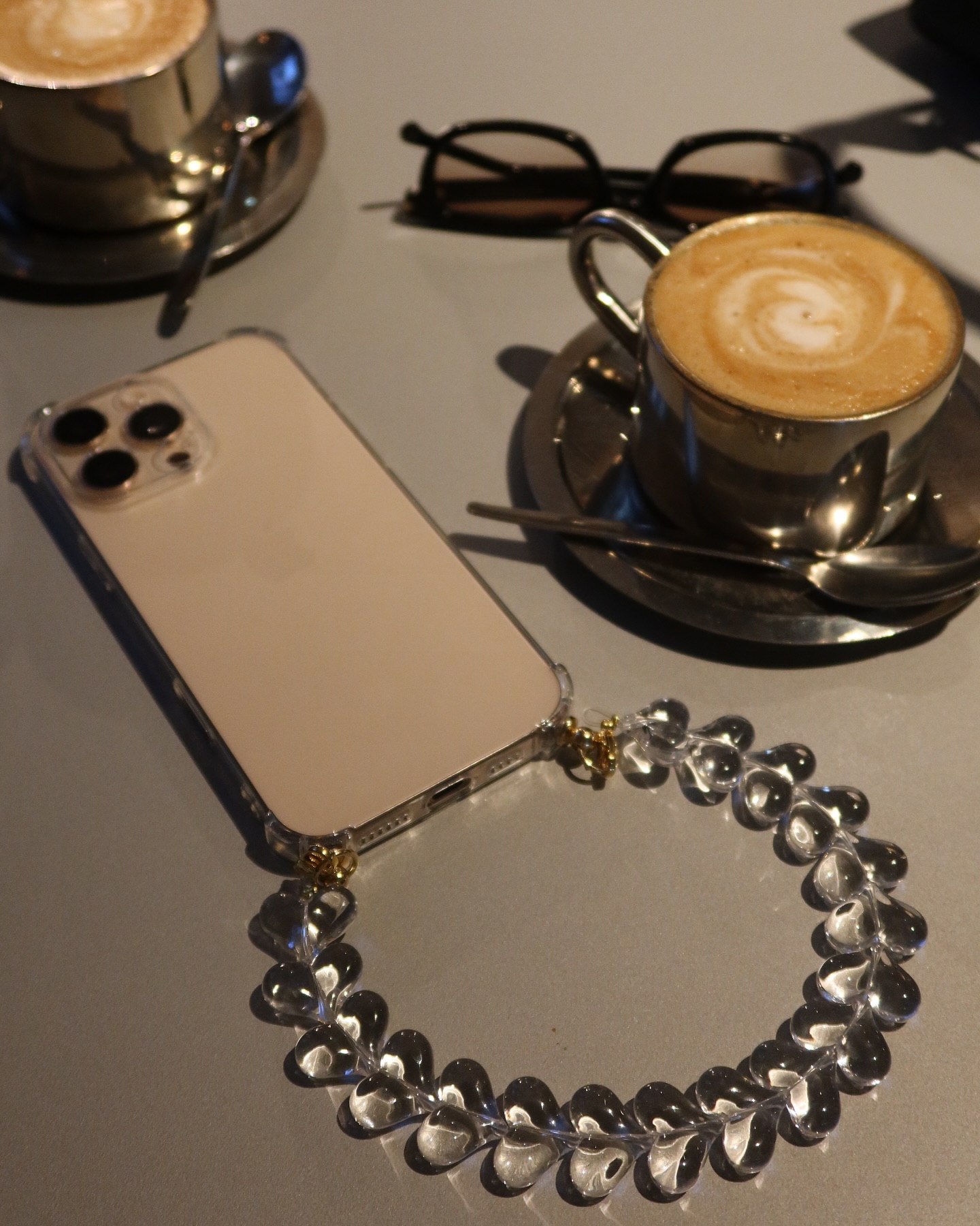 Our transparent heart phone cord ☕️🤍 photo by @rmvbommel #beso #handmade #transparent #heart #phone #cord