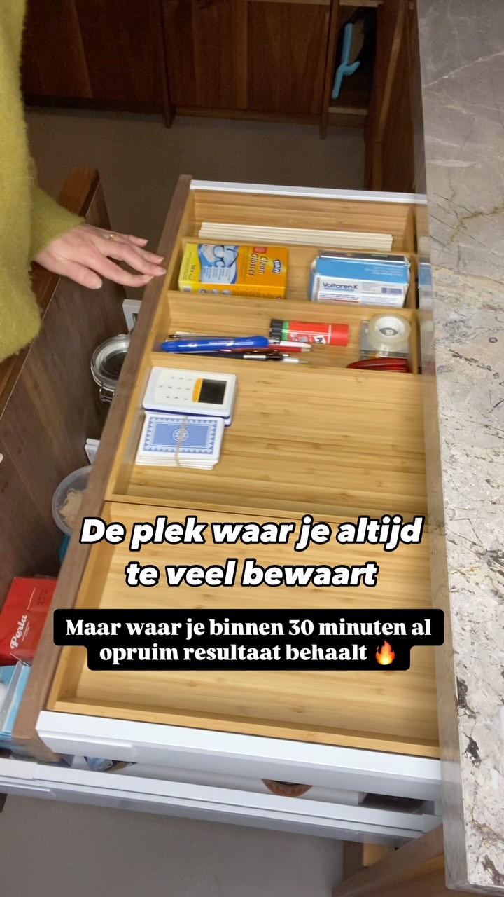 Vrijwel in elk huis te vinden...
Vaak in de keuken of hal...
👉 De rommellade 😝
Je stopt er even snel iets in: elastiekjes, batterijen, oude sleutels, gebruiksaanwijzingen, kleingeld, prikkers, wegwerpbestek etc etc.
Je denkt als ik het in deze lade stop dan weet ik in ieder geval waar het ligt. Maar als je het nodig hebt, kijk je er overheen en koop je het nog een keer.
Ondertussen geeft elke blik in die lade je een gevoel van chaos en weet je niet eens meer wat erin ligt.
Kan de lade überhaupt nog open 🫣
Heb je 30 minuten over en wil je opruim resultaat behalen?
Dan is de rommellade een kleine stap met groot resultaat.
Super bevredigend 🧘🏽♀️
❌ Ga niet per item iets uit de lade halen en bepalen wat je er mee wilt doen.
✅ Haal alles in een keer uit de lade. Ik durf te wedden dat meer dan helft wegkan.
Terwijl je de spullen eruit haalt verdeel je deze in categorieën.
De spullen die overblijven berg je per subcategorie op je in de lade met behulp van ladeverdelers.
Dit maakt het overzichtelijk voor iedereen.
En: vol=vol.
Rommellades lijken een klein onderdeel van je huishouden, maar wegen mentaal zwaarder dan je denkt.
Het is elke dag een reminder aan het grote project ‘het huis opruimen’.
Maar zodra je deze lade hebt opgeruimd, motiveer je jezelf.
Ben benieuwd wat er nog meer ligt in jou rommellade? Ben ik iets vergeten? Deel het met me in de comments ⬇️⬇️
Merk je dat je blijft uitstellen omdat je niet weet waar te beginnen of hoe te kiezen?
Je hoeft het niet alleen te doen.
📌 Plan een gratis kennismakingscall — dan kijken we samen waar jouw blokkade zit, en hoe jij stap voor stap naar overzicht en rust komt.
#opruimcoach #rust #overzicht #opruimmethode #spullenloslaten #mariekondo