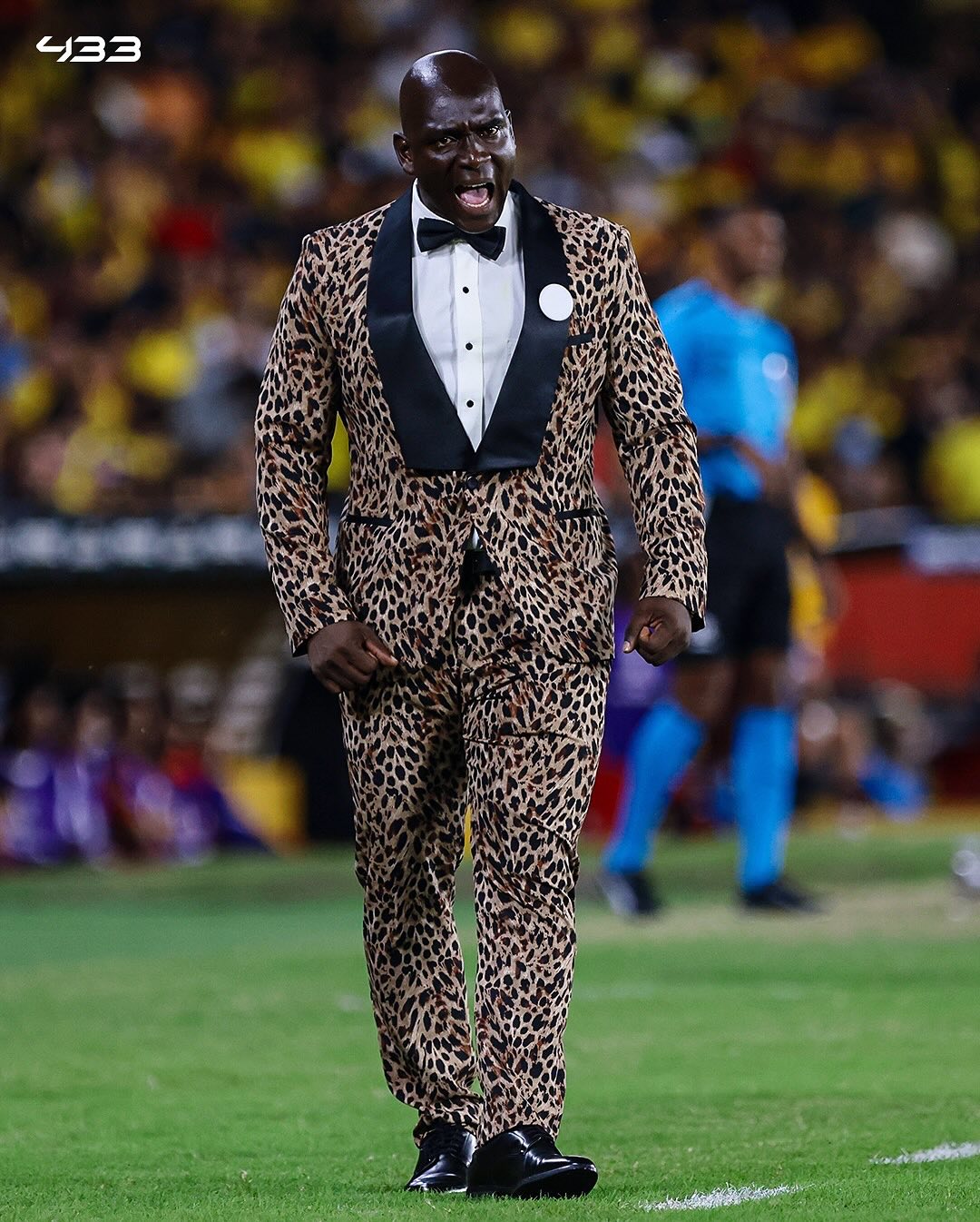 Is YOUR coach stunting on the touchline like our Herman Segundo Castillo, of @barcelonasc?? Are they willing to go the extra mile for the drip?? ARE THEY??