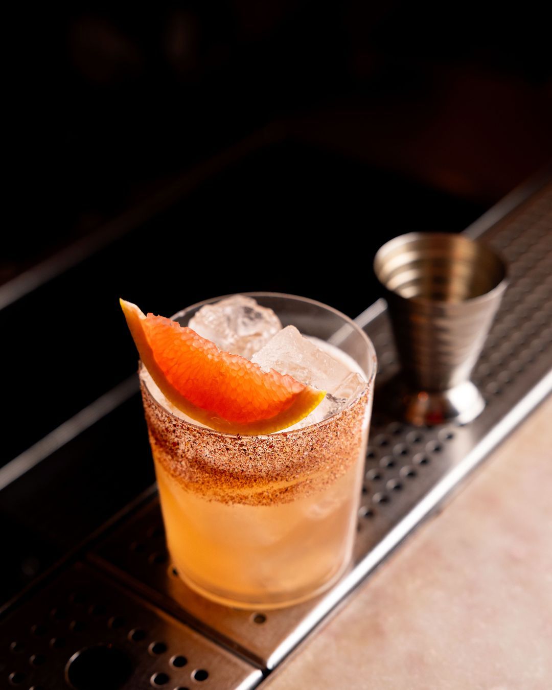 SEOUL TO CHIHUAHUA
Sotol La Higuera, sirop de kimchi, Cointreau, Fusetti bitter, citron vert.
📸 @desprezmarie.studio