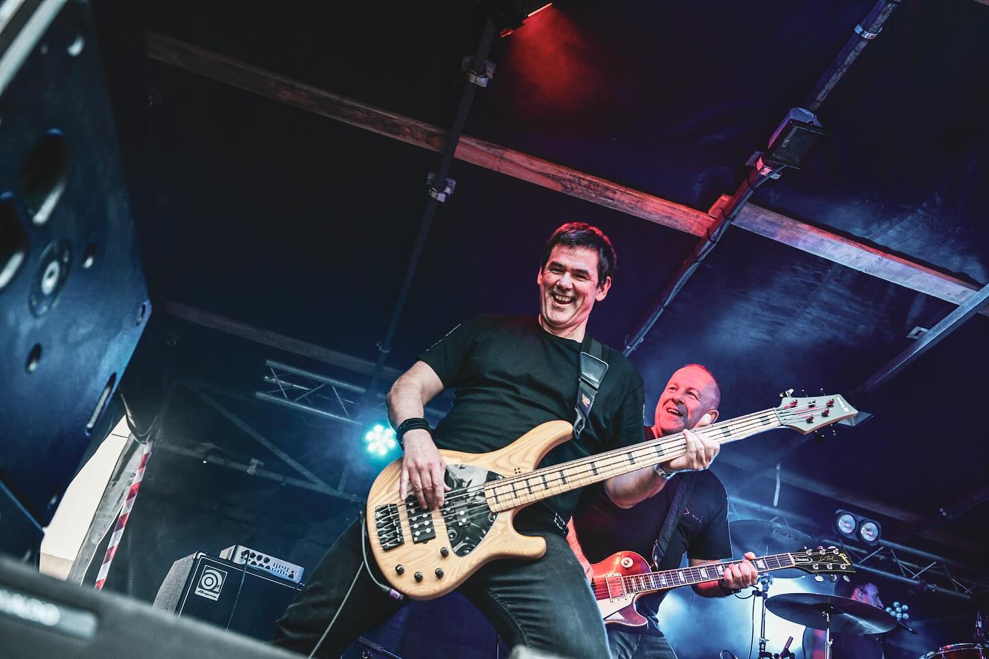 MILA ESKER ERMUA eta VERTIGO ROCK! 🔥🔥🔥
Itzel atzo Ermuan ospatzen den Vertigo Rock-en! Giro eta ikuslego aparta!
Eskerrak eman jaialdi hau aurrera ateratzen duen jende guztiari, hain era xumean egiten duzuen lanagatik. Baita gure kontzertura bertaratu zineten guztioi ere! Gora zuek!
¡Impresionante ayer en el Vertigo Rock que se celebra en Ermua! ¡Gran ambiente y público!
Agradecer a toda la gente que saca adelante este festival de una manera tan humilde. ¡También a todos los que os acercasteis a nuestro concierto! ¡We love you!
Hurrengoak/Siguientes
05/17 Donostia @ @dabadabass
06/06 Bergara @ Plaza (Jaiak)
06/20 Eibar @ Untzaga Plaza (Jaiak)
07/18 TBA (Jaiak)
09/05 Artea @ Plaza (Jaiak)
tickets www.kokein.com
📸 @eideriturriaga