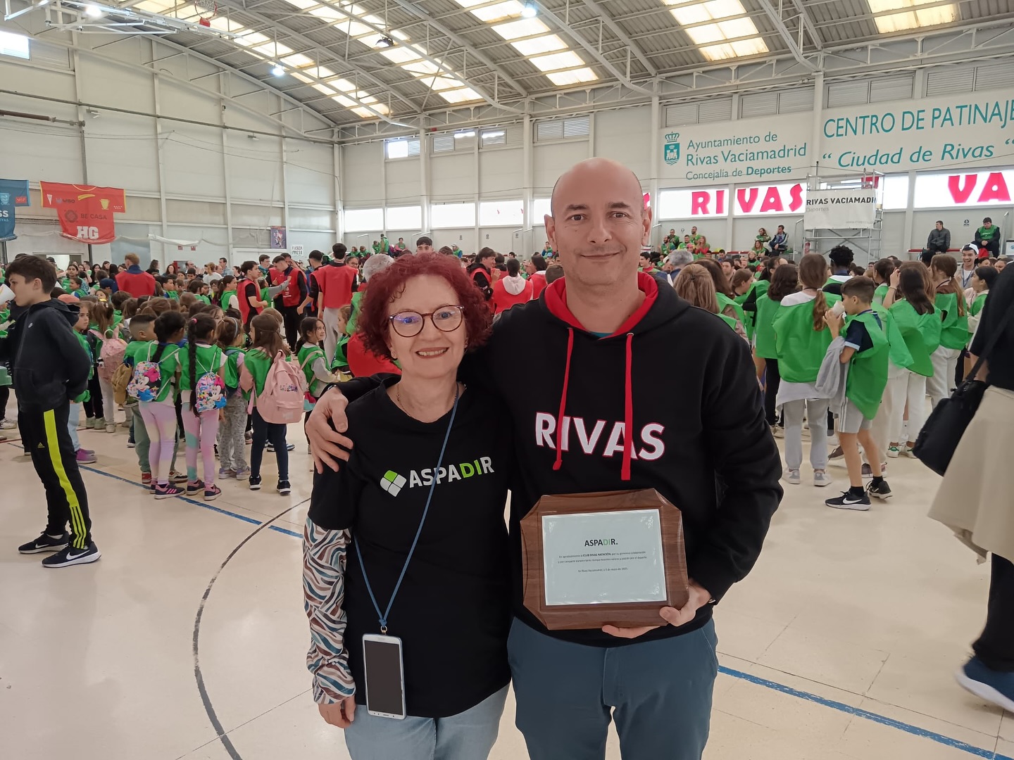 🟢CARRERA SOLIDRIA⚫️
Hoy en la carrera solidaria por la inclusión, la asociación @aspadir nos ha hecho la entrega# de una placa conmemorativa ,en agradecimiento por nuestra colaboración, muchas gracias😘