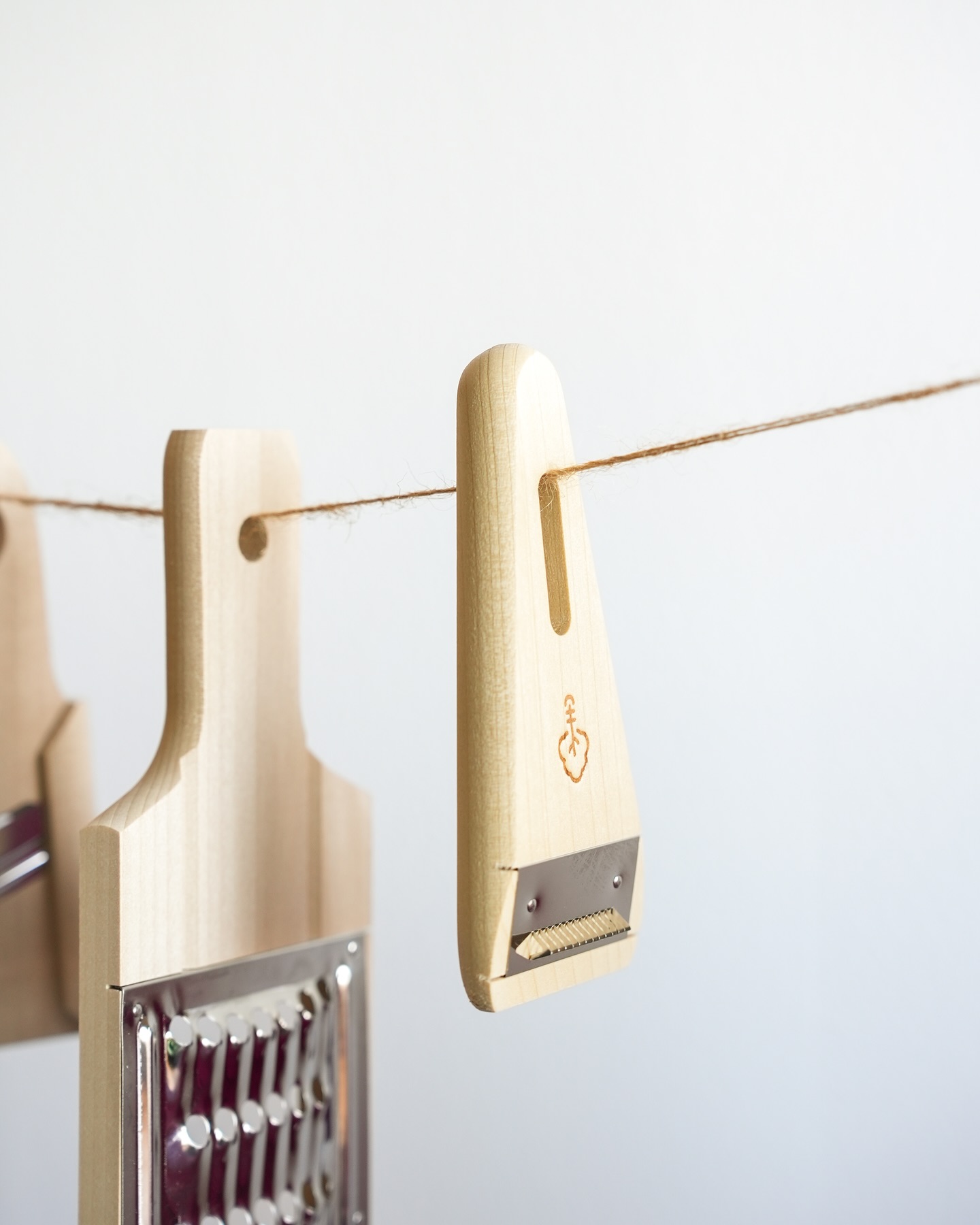 USTENSILES DE CUISINE
Produits originaux Koyanagi Sangyo
Made in Japan
Une gamme d’ustensiles de cuisine fonctionnels, élégants et naturels. Éplucheur, mandoline, éplucheur pour julienne, râpe…
Des produits spécifiques pour une cuisine facile authentique et esthétique.
Conseils d’entretien :
Faciles à nettoyer avec un simple lavage à la main, pour une conservation de qualité.
Fabriqués avec des matériaux naturels et sains : cyprès japonais ou érable et acier inoxydable.
À retrouver en boutique 3 rue du 1er mai à Narbonne
Photos : @cocosconcept
#ustensilesdecuisine #maeko #conceptstores #narbonne #japonais #cuisine #fleurs