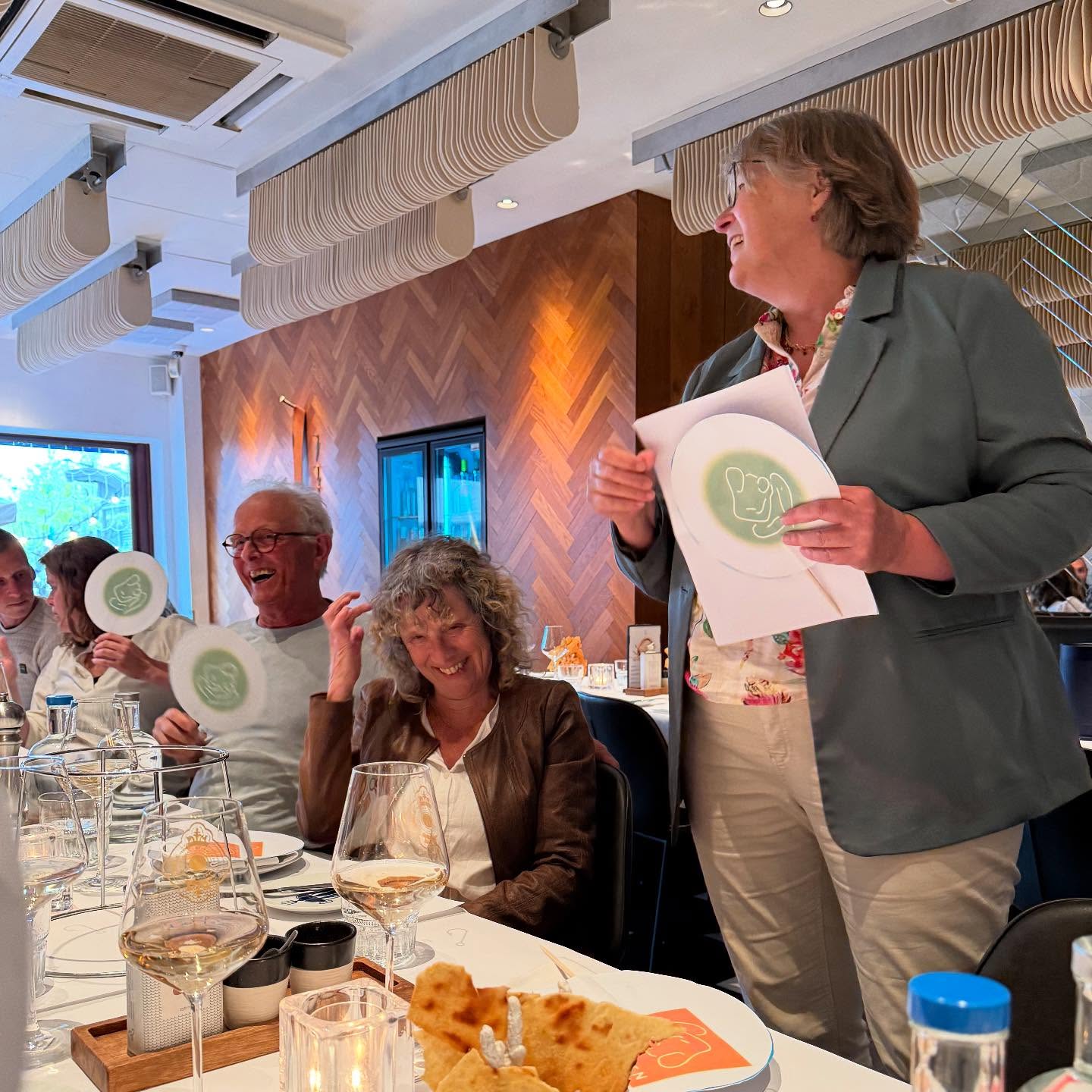 Gister een fijn afscheidsdiner van onze lieve collega Susan. Samen genoten met haar dierbaren en collega’s met wie ze jarenlang fijn heeft samengewerkt. Een avond vol met mooie woorden, oude herinneringen en niet te vergeten een quiz 💗 Nogmaals Susan bedankt voor alles!