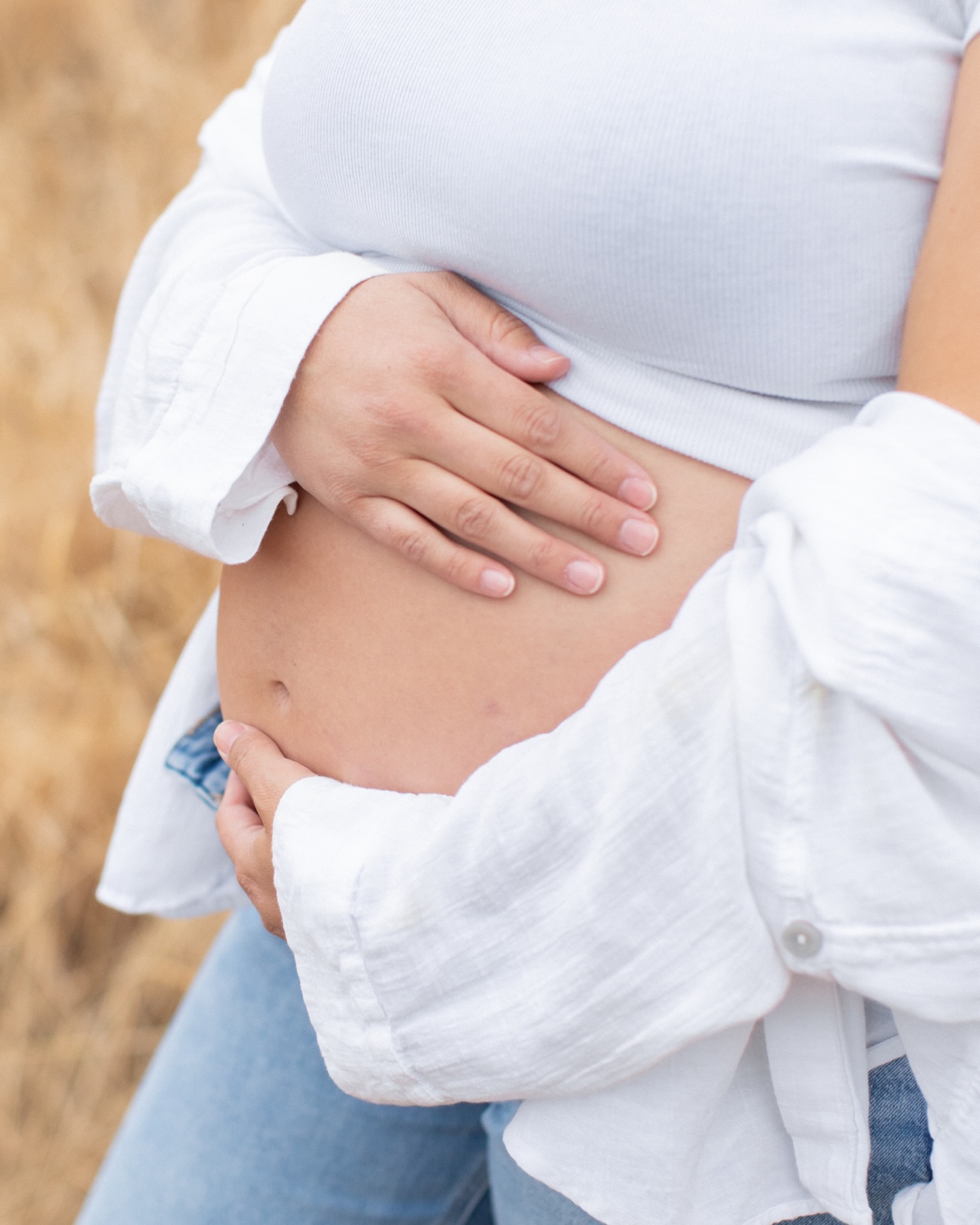 Carlie’s maternity session with her growing family in early spring! ✨
You can’t go wrong with an all white casual vibe during family sessions, it’s one of my favorite outfit options 🌾