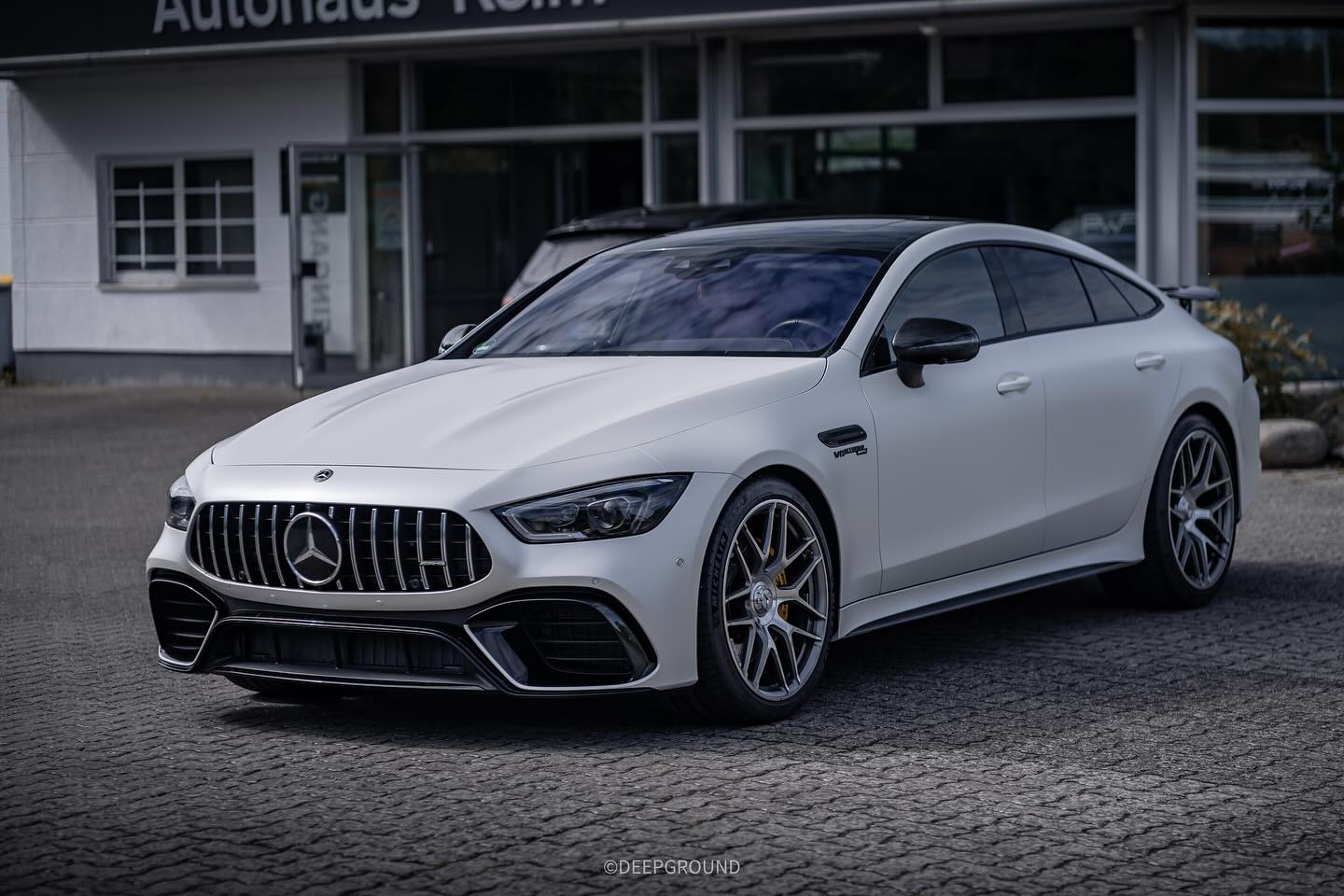 Eine absolute Perle! 💎
Dieser Mercedes-Benz GT63s AMG hat eine Vollfolierung in Matt Diamond White bekommen. Die gesamten Linien und Konturen vom Fahrzeug werden durch die matte Folie jetzt viel mehr betont. Durch das schwarze Dach, wirkt das Auto nun jetzt auch deutlich flacher, sportlicher und breiter. Ebenso haben wir mit weiteren schwarzen Akzenten gearbeitet, um einen tollen Kontrast in das Gesamtbild zu bringen.
Was sagt ihr zu diesem Ergebnis? 😍
___________________________________________________ #deepground #mercedes #gtamg #gt63s #turbo #amg #sportcar #white #perlmutt #black #carporn #cars #wrapped #mercedesbenzworld #wrappedworld #folierung #mercedesbenz #pwf #motorsport #allblack #low #bagged #mercedeslovers #pwf #perfection #benzlife #insta #instagood #follow #picoftheday