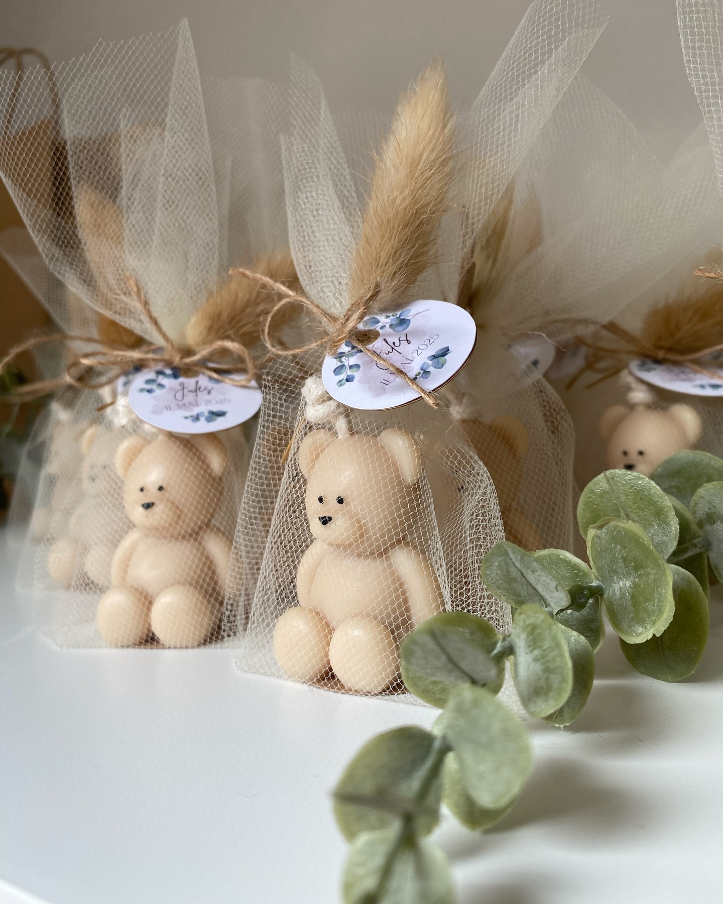 — La mignonnerie du jour ✨
J’ai travaillé ici avec de la tulle, sur des petits oursons beiges/bruns, accompagné d’une étiquette imaginée et créée en l’honneur des 1 an de Jules 🌿🤍
Merci à Sara sa maman, qui m’avais déjà confié ses fioles événementielles pour son pacs - merci de ta confiance et de ta bonne humeur lors de nos discussions sur la commande ✨
C’est toujours très touchant pour moi de participer à vos événements de vie, en toute sincérité ❣️
Encore joyeux anniversaire à ce petit baby 🧸
#projet #projetbebe #baby #babyboy #anniversary #anniversaire #oneyearold #unan #1an #bebe1an #bebe1 #bapteme #baptism #cadeau #cadeaupersonnalisé #cadeaunaissancepersonnalisé #ideecadeau #ideecadeaupersonnalisé #personnalisée #artısanat #artisan #metz #thionville #talange #luxembourg #grandest