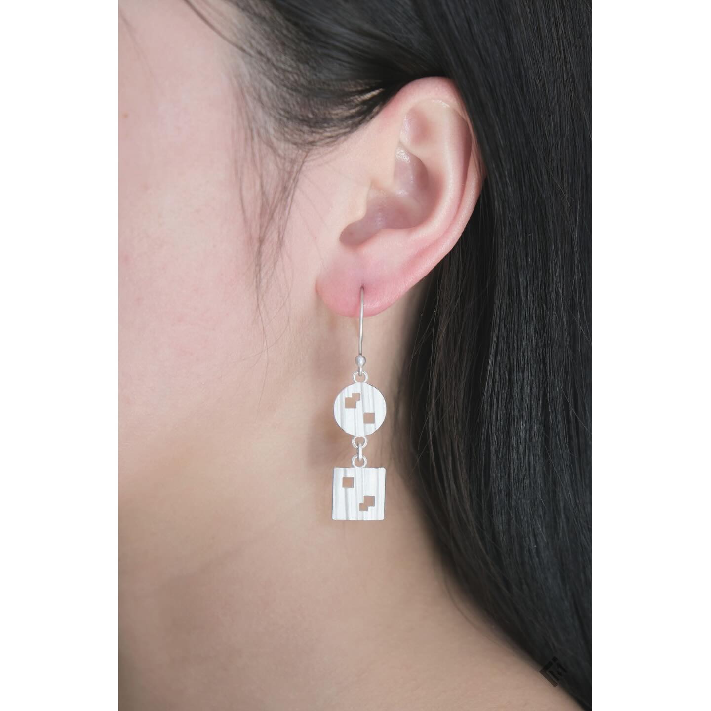 .
FU(NA)TURE 2 Silver Mitsuro Hikime textured dangling earrings
One of three newly created earrings that is now exhibiting and available for purchase @gillwingjewellery DUALITY earring selling exhibition, in collaboration with @acj.org.uk✨🤩Come check them out in store!🙌🏻
D U A L I T Y contemporary earring exhibition
🗓️Wednesday 30 April - Monday 26 May
Monday-Saturday, 11am-6pm, Sunday 12pm-6pm, Bank Holidays 11am-5pm
📍182 Upper Street, Islington, London, N1 1RQ
.
.
.
#jewellery #art #contemporaryjewellery #artjewellery #narrativejewellery #jewelery #narrativejewelry #artjewelry #contemporaryjewelry #japan #hongkong #uk #ukjewellerydesigner #ukjewellery #hkjewellery #hkjewellerydesigner #japanesejewelry #japanesejewellery #japanesejewelrydesigner
#photography #japaneseaesthetics #japaneseaesthetic #wabisabi #gem #gemmology