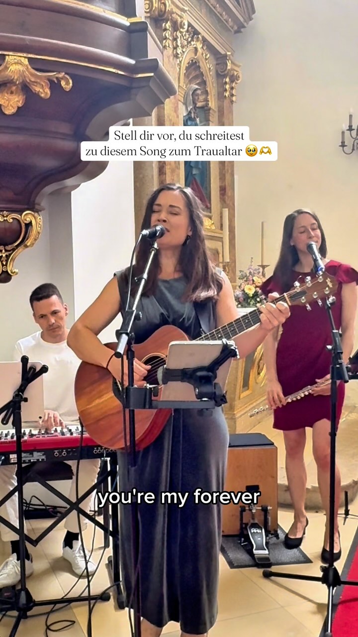Stell dir vor, du ziehst zu diesem wunderschönen Song in die Kirche ein 🥹❤️ Dieses Lied hat alles, was ein perfekter Einzugssong benötigt, um dich nach vorne zu begleiten:
🌟 Ein perfektes Tempo, das zum langsamen Gehen einlädt.
🌟 Ein schönes Instrumental-Intro (im Original ‚I choose you‘ am Anfang zu hören), das für den Einzug der Trauzeug:innen und Blumenkinder beliebig lange gespielt werden kann.
🌟 Einen wundervollen Aufbau, der super schöne Dynamik ermöglicht, um die Spannung hoch zu halten.
Wir finden, der passt einfach perfekt! 🫶🥹 Und die Lyrics könnten halt nicht besser passen! 🙌
.
Was war euer Einzugslied? 😍
.
#weddingband #hochzeitsinspo #austriawedding #brauteinzug #trauungsmusik
