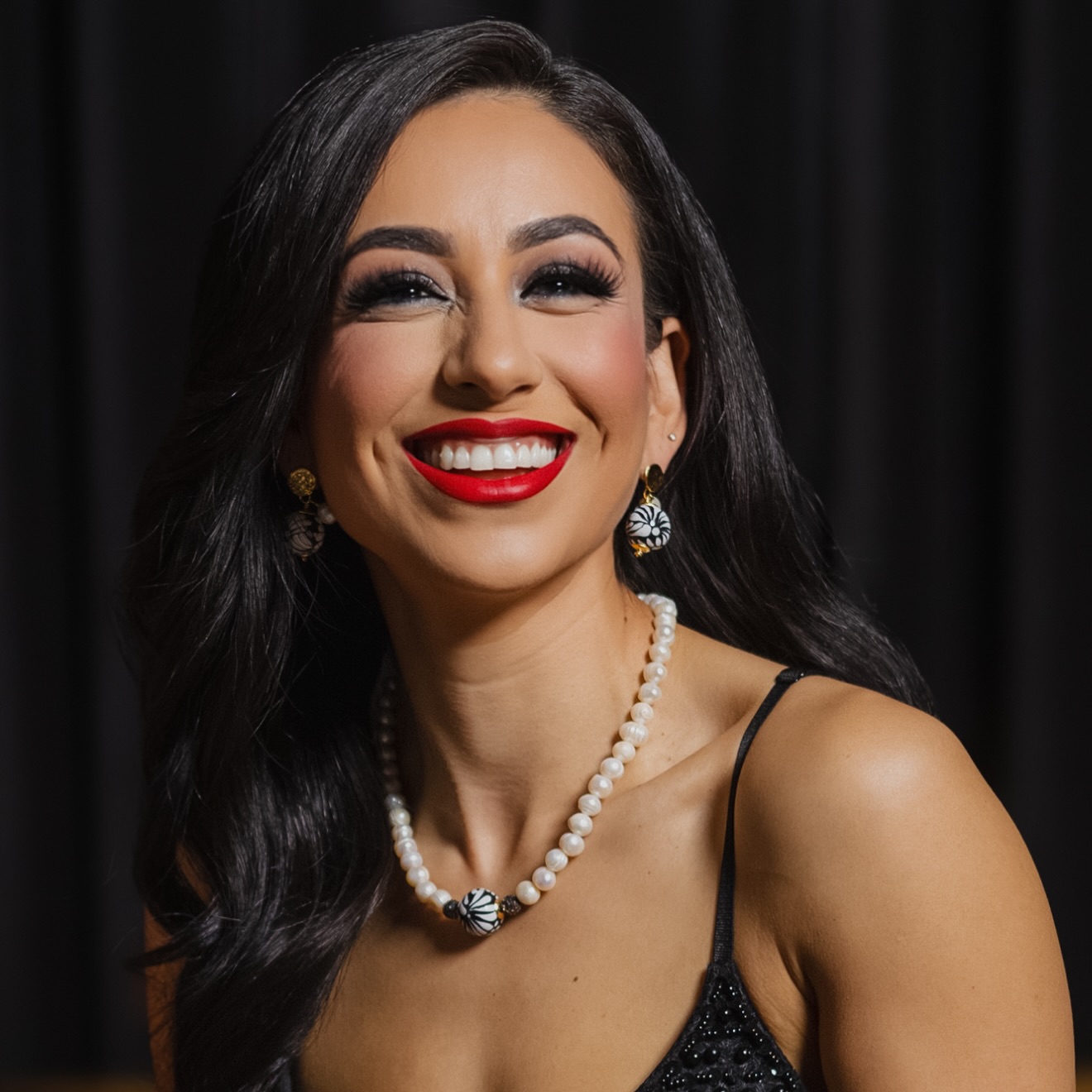 How perfect does our client look with a bold red lip!! Obsesssed!
Artist @bellawithcarmen
•
#mua #makeup #beauty #tips #tricks #beautytips #womenowned #fyp #eyemakeup #lashes #contour #beforeandafter #phoenixmakeupartist #phoenixmua #arizonamakeupartist #arizonamua #arizonabrides #bridalmakeup #brides #makeupclasses #makeuptutorial #hair#makeuplooks #bellamakeup #teambellamakeup