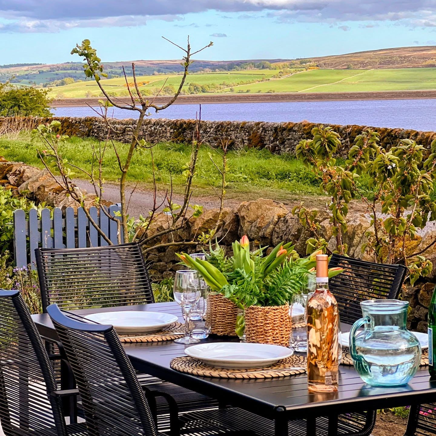 ☀️ Lunch with a view ☀️
#DerwentReservoir #AlfrescoDining #WaterViews #Lunchtime #Northumberland #HolidayLet #HolidayCottage