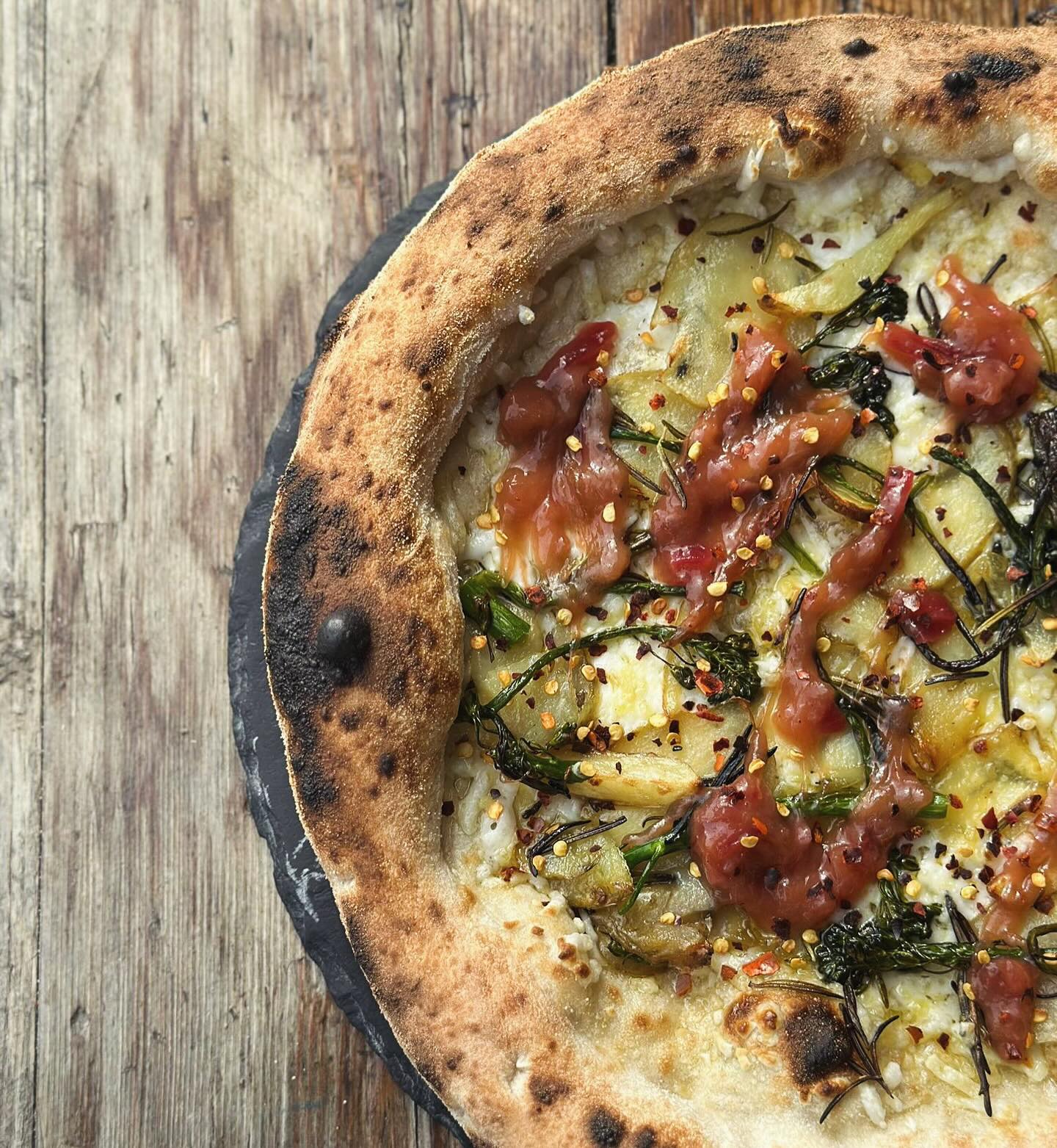 May specialās
Ken
No sauce, mozzarella cheese, garlic oil, rosemary roasted potatoes, garlic roasted tender-stem broccoli, pancetta, dry chilli, rhubarb chutney
Barbie
No sauce, mozzarella cheese, garlic oil, rosemary roasted potatoes, garlic roasted tender-stem broccoli, dry chilli, rhubarb chutney
Ruby
No sauce, vegan cheese, garlic oil, rosemary roasted potatoes, garlic roasted tender-stem broccoli, pancetta, dry chilli, rhubarb chutney