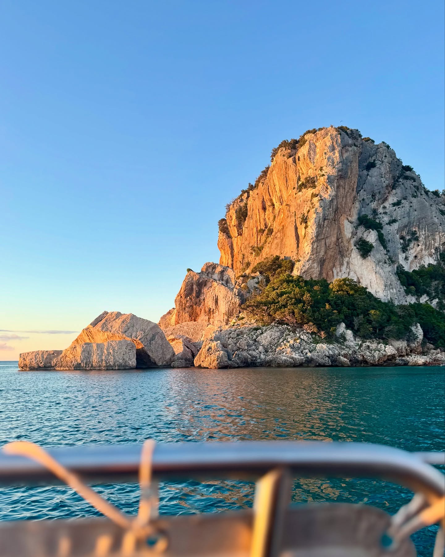 Cala Luna in Sardinia - turquoise blue sea, golden beach and mysterious caves in the rocks. In the morning, the sun bathes everything in golden light and this magical place is all ours until 10 a.m. and in the evening. A clear pin on our highlight map! #visitsardinia #calaluna #beachvibes #dreambeach #sardegna #yetanothersailingcouple #happysailor #adventureofalifetime