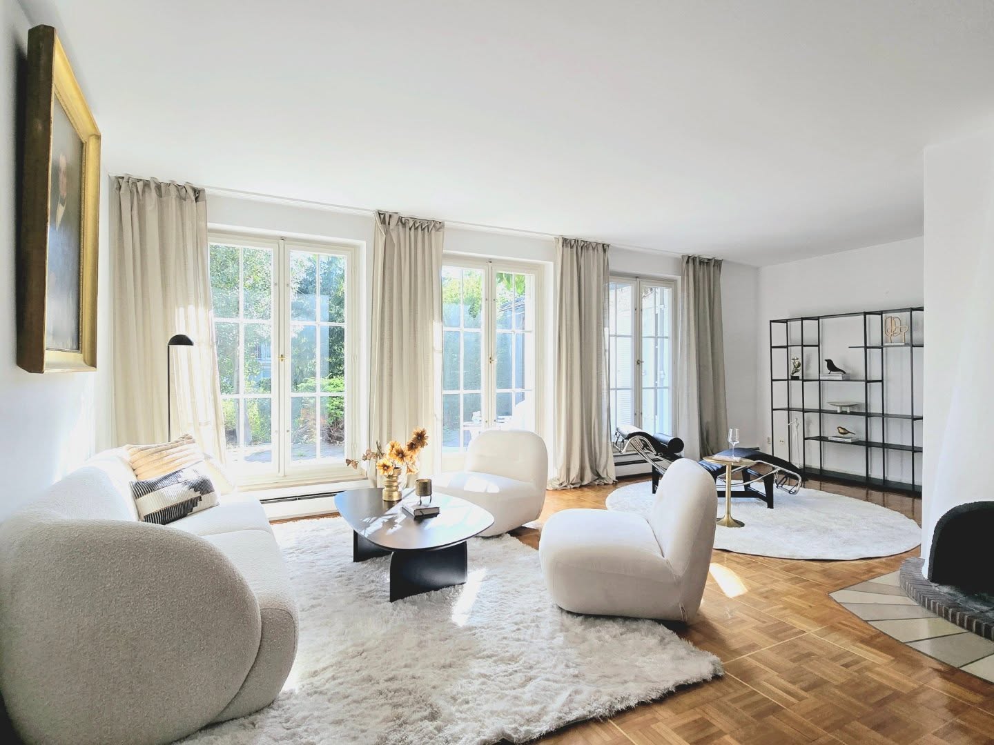 Metamorphose eines Bungalows 🫶🏻🦋
(mehr Bilder könnt Ihr - wie immer - auf meinem facebook-account sehen)👌🏻
Dieser traumhafte Bungalow wäre fast in Vergessenheit geraten. 😳
Bei meiner ersten Besichtigung vor ca. zwei Jahren lag er - zugewuchert - in einem Dornröschenschlaf. Aus emotionalen Gründen brauchten die Erben jedoch noch Zeit, um die Räumung und den Verkauf tatsächlich angehen zu können. ❤️🩹
Nach minimaler Renovierung (Wände streichen - mehr nicht!) und dem Freilegen des zugewucherten Gartens, konnte ich dann endlich mit den Staging starten.💪🏻
Das Ergebnis bringt das ganze Potential dieser wunderschönen Immobilie zum Vorschein. Der Lichteinfall durch die traumhaft schönen Fenster ist zum dahinschmelzen.😍
Erbimmobilien erfordern nicht nur ein professionelles Home Staging, sondern auch viel Geduld und Empathie. ✨️
#homestaging #homestagingprofessional #immobilienpräsentation #immobilien #erbimmobilien #immobilienverkauf #immobilienmarketing #immopreneur #bonnstagram #bonn #rheinsiegkreis #köln #rheinland