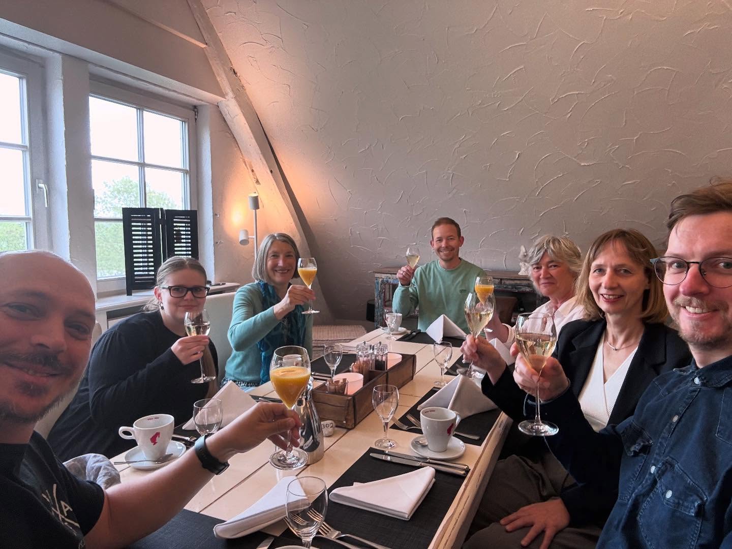 Kleiner Rückblick vom letzten Wochenende:
Bei einem sehr gemütlichen Brunch haben wir tolle Gespräche geführt und viel gelacht auch mal fernab vom Arbeitsalltag.
Vielen Dank für den tollen Vormittag an das beste Team der Welt! 🫶🏼
#bestesteamderwelt❤️ #wedel #hamburg #brunch #diephysiolotsen #lecker #teamspirit #physiotherapie