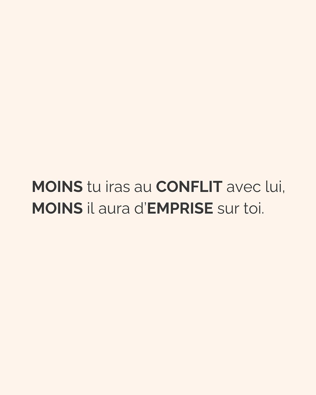 Se défaire de l’emprise d’un ou une PN est un parcours du combattant. Que ce soit dans les relations amoureuses, amicales, la famille et même évidemment au boulot (oui, ils sont partout !).
Si c’est ton cas, ne perds pas espoir et ne culpabilise pas. Tu fais de ton mieux et à ton rythme pour t’en sortir.
Avant de trouver la force de partir (le/la PN te pompe toute ton énergie précisément pour que tu n’aies pas la force de partir) voici la meilleure chose que tu peux faire pour TOI :
Montre-lui que TU SAIS. Que tu n’es pas DUPE. Tu as repéré son petit jeu, tu peux même en décrire les tenants et aboutissants. Tu sais reconnaître ses manipulations, ses phrases assassines. Mais elles ne te touchent plus. Elles ne t’atteignent plus.
(Oui ok, c’est pas vrai, mais il doit le croire, et toi aussi ;))
Un.e PN à découvert n’aura plus jamais la même emprise sur toi. Ça ne suffira pas totalement à te faire sortir de ses griffes, mais ça t’aidera à te sentir plus forte, plus confiante, pour faire les premiers pas loin de lui.
Crois-moi, je suis passée par là…
————————————————————————
Je suis Emilie, thérapeute & coach diplômée spécialisée dans la dépendance affective et les troubles émotionnels.
J’aide les femmes qui souffrent de schémas toxiques répétitifs à aimer sereinement et librement, sans plus jamais s’oublier.
Tu te reconnais dans mes posts ? Prenons 30 minutes pour faire connaissance.
Rdv sur mon site emilie-leduc.com ou dans le lien que tu trouveras ci-dessus dans ma bio
#dependanceaffective #manipulation#relationtoxique#addiction#dependance#peurs#blessuredabandon#rupture#couple#hypersensibilité #emotions #gestionemotions #hypersensibles #abandon #perversnarcissique #depression #blessuredelame #selflove #amourdesoi #tinder#date#rencontre #angoisse#solitude #lovecoach #pn #devperso #amourdesoi