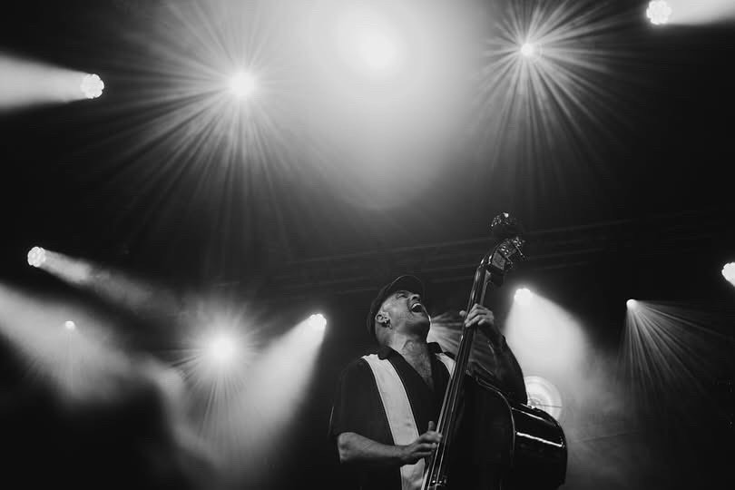 Weekend!!!!
En dat betekent dat we weer mogen 😍
Deze foto is nog van Moulin Blues, afgelopen maandag nog op het Bevrijdingsfestival in Roermond, vandaag op naar Geleen naar het heerlijke @mamaspridefest 😍
Batterijen en kaartjes verzamelen en gaan 🌪️
Oké… doei ❤️