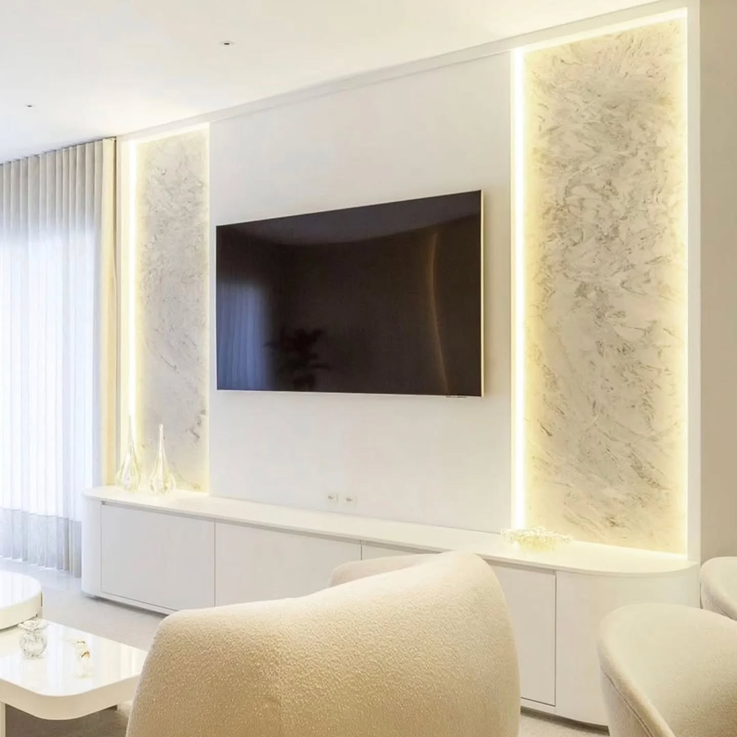 Elegância que abraça o seu olhar.
Menos é mais quando o design se torna protagonista.
A suavidade das curvas, a pureza do branco e a iluminação que valoriza cada detalhe criam um ambiente que transmite calma e sofisticação.
Aqui, cada elemento foi pensado para transformar o simples em extraordinário.
É assim que traduzimos design inteligente e atemporal para o seu lar.
#designer
#moveisplanejados
#sofisticacaoemmoveisplanejados
#ambientesplanejados
#marcenaria
#innovafattoplanejados