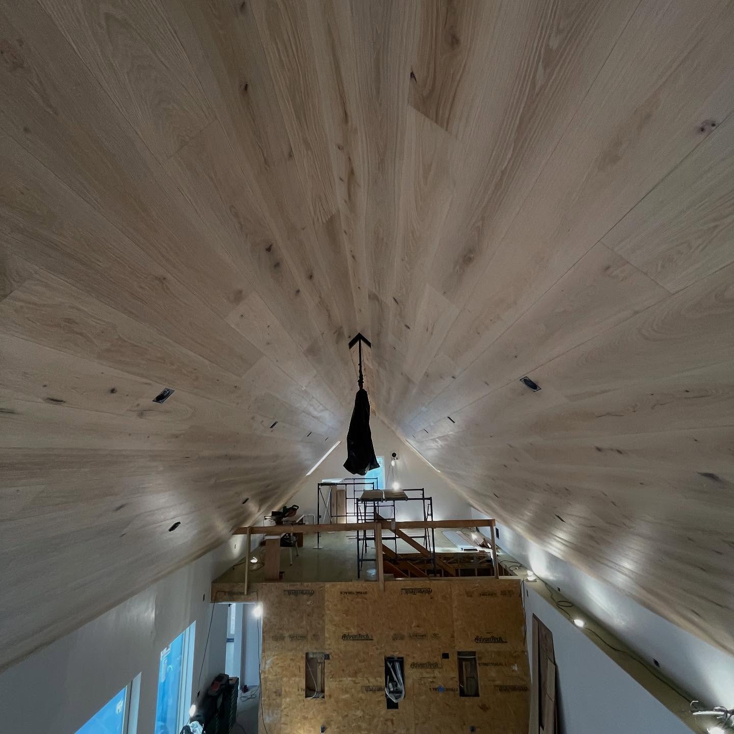 Smithfield ceiling progress update-
Installing the white oak ceiling with a precision-mitered skylight return. The wraparound detail requires tight tolerances and clean transitions to highlight the grain. One more day of install and we’ll call this phase complete.
Finish carpentry - @ward_construction_cape_cod
#echelonbuilders #architecturalmillwork #whiteoak #custominteriors #finecraftsmanship #LuxuryHomes #oakceiling #finewoodworking #handmade #gobuild #woodceiling