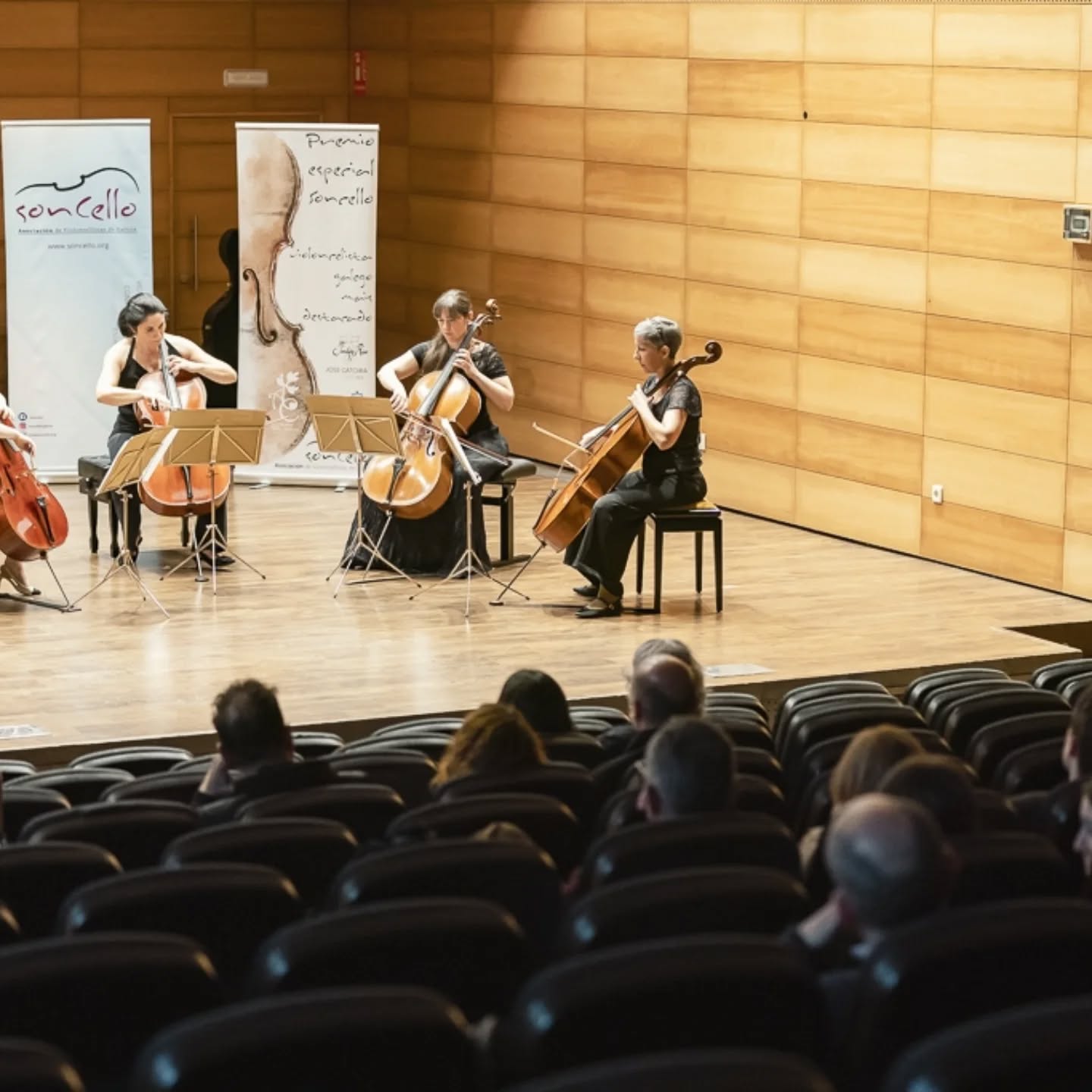 Aquí os dejamos algunos momentos del acto de apertura del VI Concurso Soncello en el @cmuscoruna. En esta edición contamos en el jurado con @joseenriquebouche, @davidapellanizvioloncello, @carolandris , Laura Núñez e Isabel Font. Mañana daremos comienzo con las fases eliminatorias de las categorías DUPORT, LEE y POPPER.