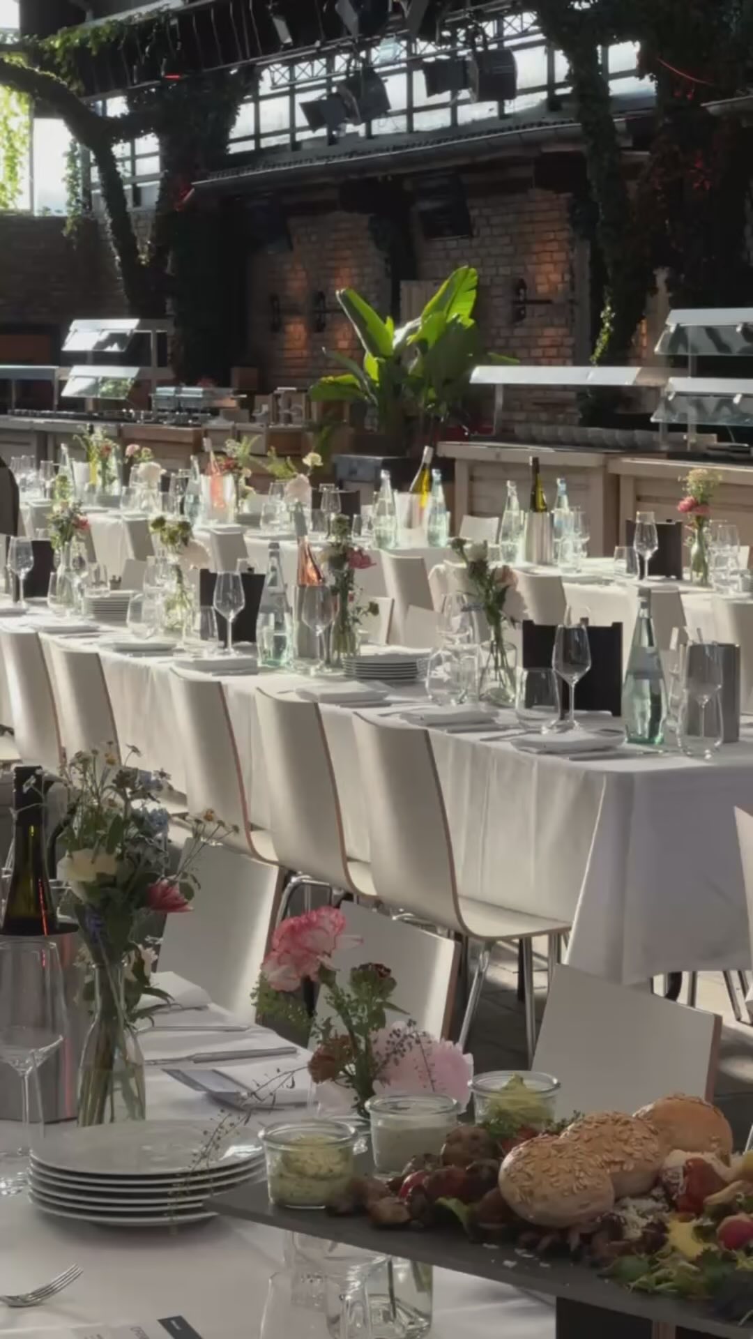 Stimmungsvoll gedeckte Tische, liebevoll arrangierte Vorspeisenplatten, goldenes Abendlicht, gute Laune und inspirierende Gespräche – so sah unser gestriger Abend aus.🍷✨🌸
Und genauso könnte auch eure nächste Veranstaltung bei uns aussehen!
#diehalletor2 #eventlocation #fyp #foryou #koeln #veranstaltung #gastro