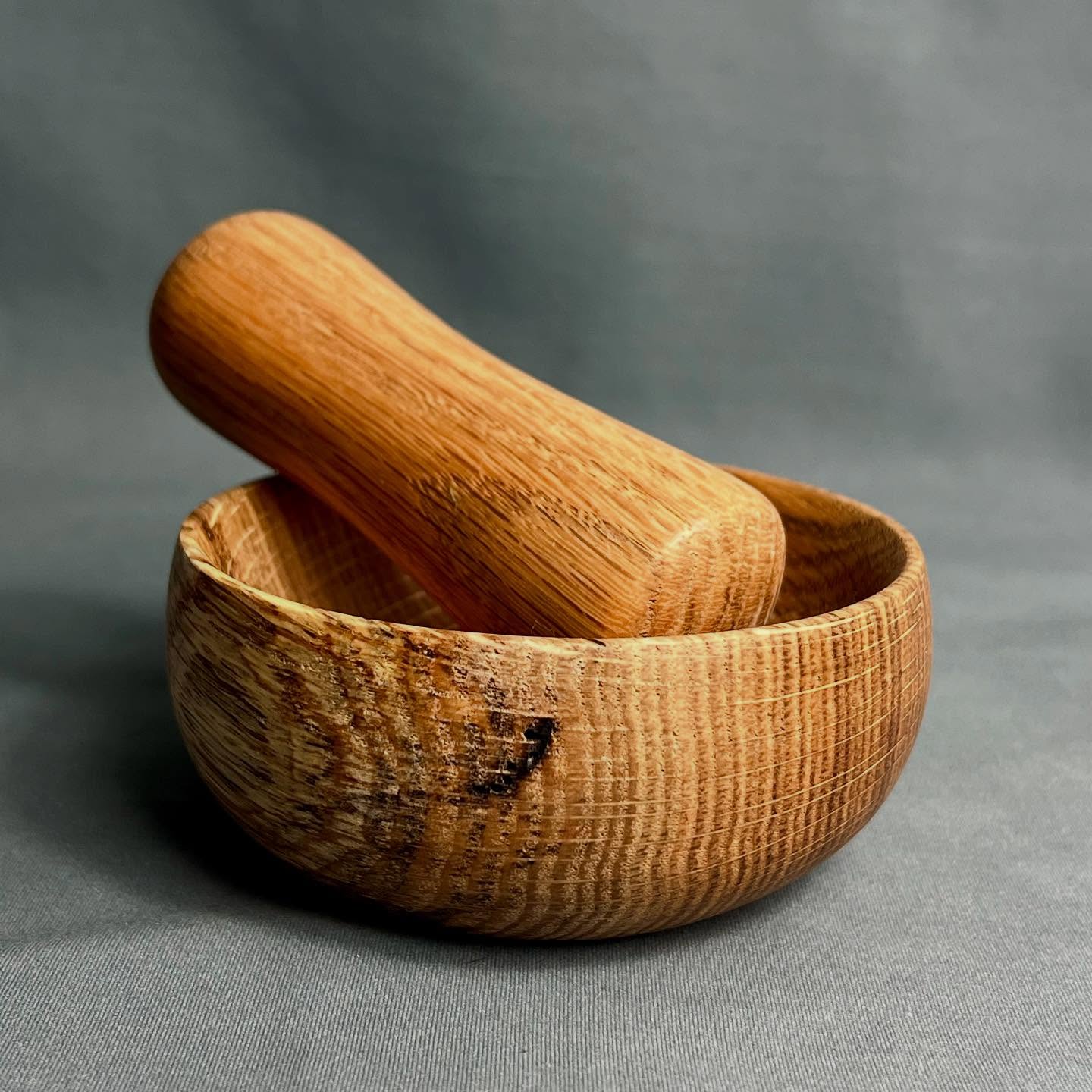 little mortar and pestle/pilon!! white oak with some beautiful figure!
#wood #woodworking #woodturning #njshopsmall #njsmallbusiness #newjersey #newjerseysmallbusiness #turning #pilon #oak