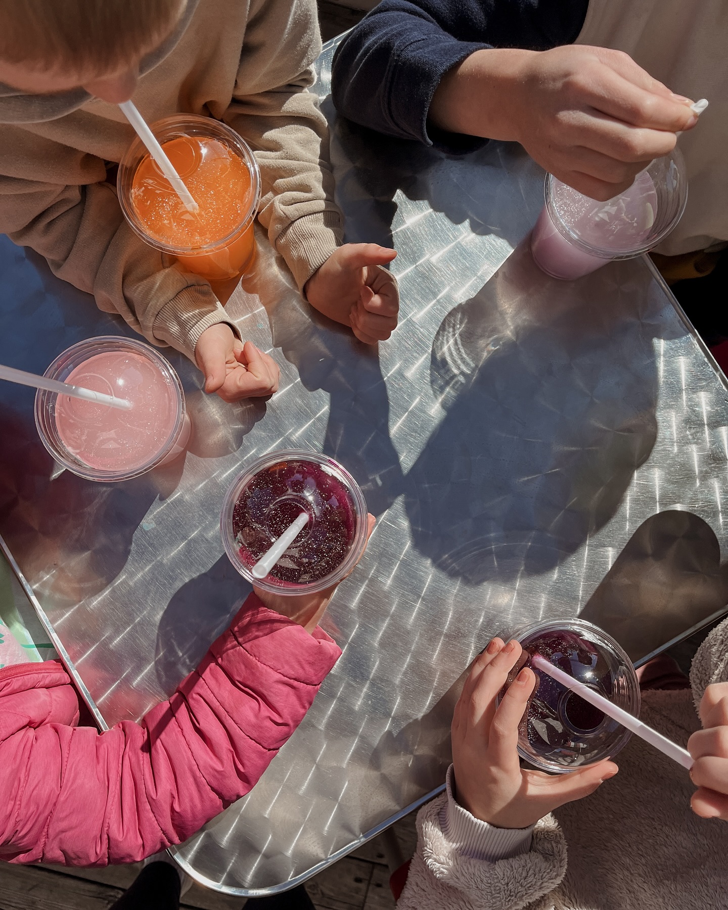 Joyeuse fête des mères à toutes!
.
Pour moi la fête des mères ce n’est pas une journée où j’attends de la reconnaissance ou qu’on me dise à quel point je fais bien ma job.
Pour moi, c’est l’occasion de reconnaître à quel point je suis bénie que Dieu m’ait confié la tâche d’entraîner cinq petites âmes vers Lui. C’est l’occasion de m’en remettre encore plus à Lui sans qui je me retrouve bien démunie devant l’ampleur de la tâche qu’il m’a confié.
Pour moi la fête des mères c’est aussi l’occasion d’être reconnaissante pour toutes les mères que Dieu a mit sur ma route et qui, par leur exemple m’entraînent à être une meilleure maman moi-même.
Je rends donc grâce à Dieu aujourd’hui d’une façon spéciale.
.
.
#motherhood #mom #godlymotherhood