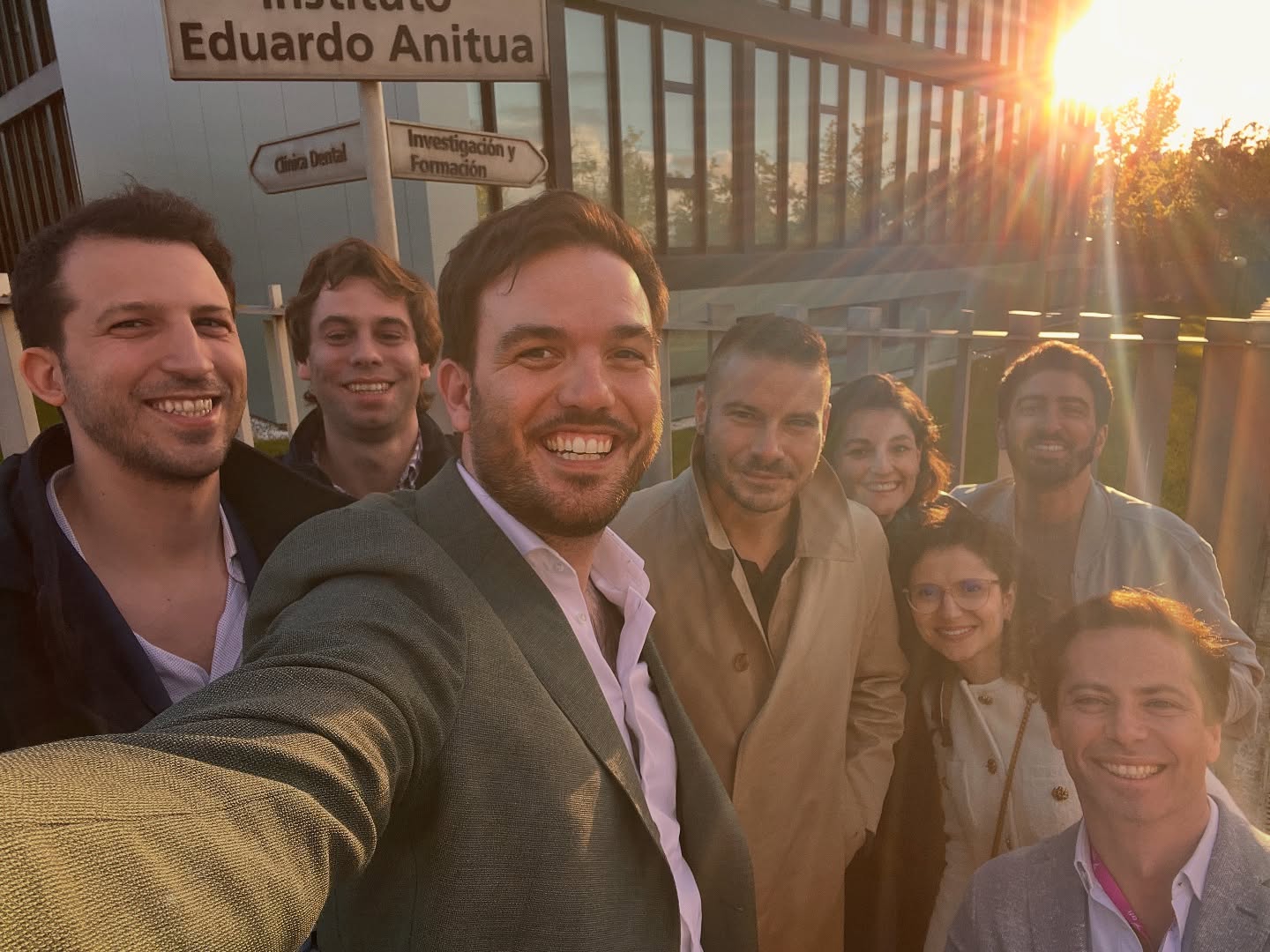 Was für eine inspirierende Zeit!
Ein internationales Team aus engagierten Zahnärzt:innen, Kieferchirurg:innen und Wissenschaftler:innen aus ganz Europa und Mexiko kam zusammen – vereint durch die Leidenschaft für moderne Implantologie und rekonstruktive Zahnmedizin.
Gemeinsam mit dem großartigen Team rund um Dr. Anitua durften wir tief in wissenschaftlich fundierte, regenerative Konzepte eintauchen, Erfahrungen teilen und voneinander lernen.
Mit großer Freude durfte auch ich einen Vortrag halten und mein Konzept zur ästhetischen Zahnmedizin in der wohl anspruchsvollsten Disziplin vorstellen: der Knochen- und Weichgewebsregeneration im sensiblen Bereich der ästhetischen Zone.
Was uns verbunden hat: der Wunsch, unsere Patient:innen noch besser zu begleiten – mit höchster Präzision, Empathie und Innovation. Der gegenseitige Respekt, die Offenheit und die kollegiale Energie haben diese Tage zu etwas ganz Besonderem gemacht.
Danke an das BTI-Institut für die exzellente Organisation und den Raum für echten fachlichen Austausch.
Jetzt geht’s zurück nach Hause – mit einem Koffer voll Wissen, neuen Freundschaften und einem Herzen voller Freude.
📍 Fachzahnarztpraxis Dr. Thomas Gasser
Greifengasse 1, 4058 Basel
📞 Telefon: +41 61 681 00 10
📧 E-Mail: fachzahnarztpraxis_basel@sso-hin.ch
🌐 Website: www.densartis.ch
📍**#ZahnarztBasel #GesundesLächeln #BaslerZahnarzt #Basel #BaselSwitzerland #Schweiz #Baselstadt #BaselLiebe #Zahnmedizin #Zahnarztpraxis #Zahngesundheit #Implantologie #Zahnersatz #Prophylaxe #ÄsthetischeZahnmedizin #MittlereBrücke #btinstitute #DrThomasGasser #ZahnarztImplantate #Lächeln #GesundeZähne #ZahnmedizinMitHerz #ZahnarztpraxisBasel #Zahngesundheit**