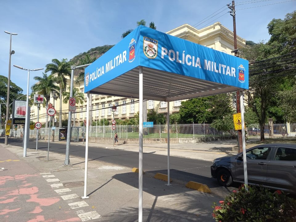 SEGURANÇA NA URCA
Em comum acordo com o Ten. Cel. Sérgio Domingos da C. Bonato Jr., Comandante do 2º BPM, a Amour e a Alma (Associação dos moradores da Lauro Muller), colocaram uma tenda, para abrigo da viatura da PM, na Av. Pasteur.
O local, próximo à esquina da R. Xavier Sigaud, foi determinado pelo Comandante Bonato, e é estratégico, porque monitora a entrada e saída da Urca e a entrada na Lauro Muller.