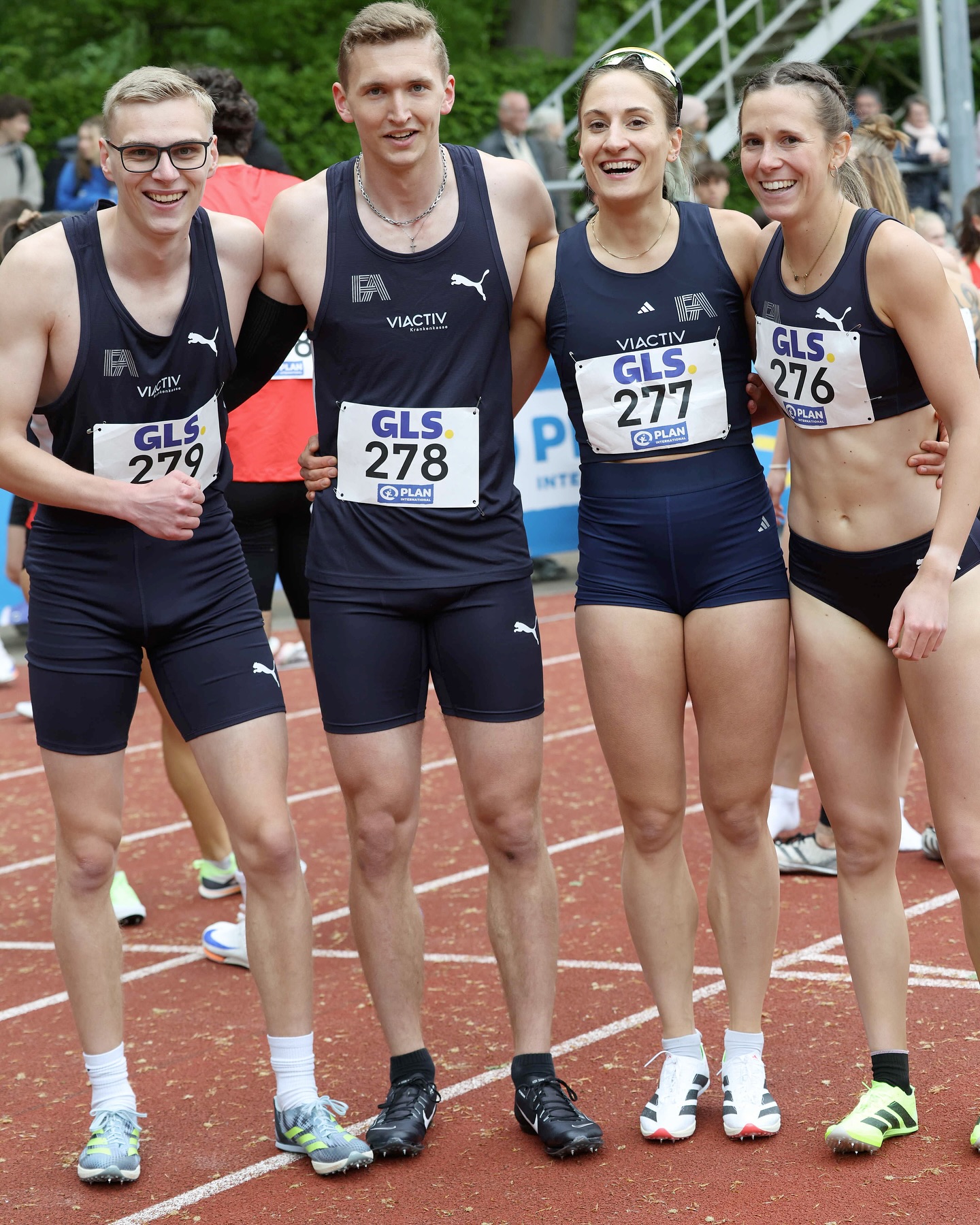 3:24,57min 🤯
Deutscher Meister 4x400m Mixed Staffel 2025 🥇
Mit einer sehr starken Zeit krönte sich unsere Mixed Staffel in Person @sven_mr04 , @elena.kelety , @finn.koh und @sabrina.heil zum Deutschen Meister!
Wir gratulieren herzlich und sind gespannt, was die kommende Saison noch mit sich bringt 🔥🙌!
.
📷 1: @theokiefner
.
.
#frankfurtathletics #germanyathletics #fa #faster #higher #further