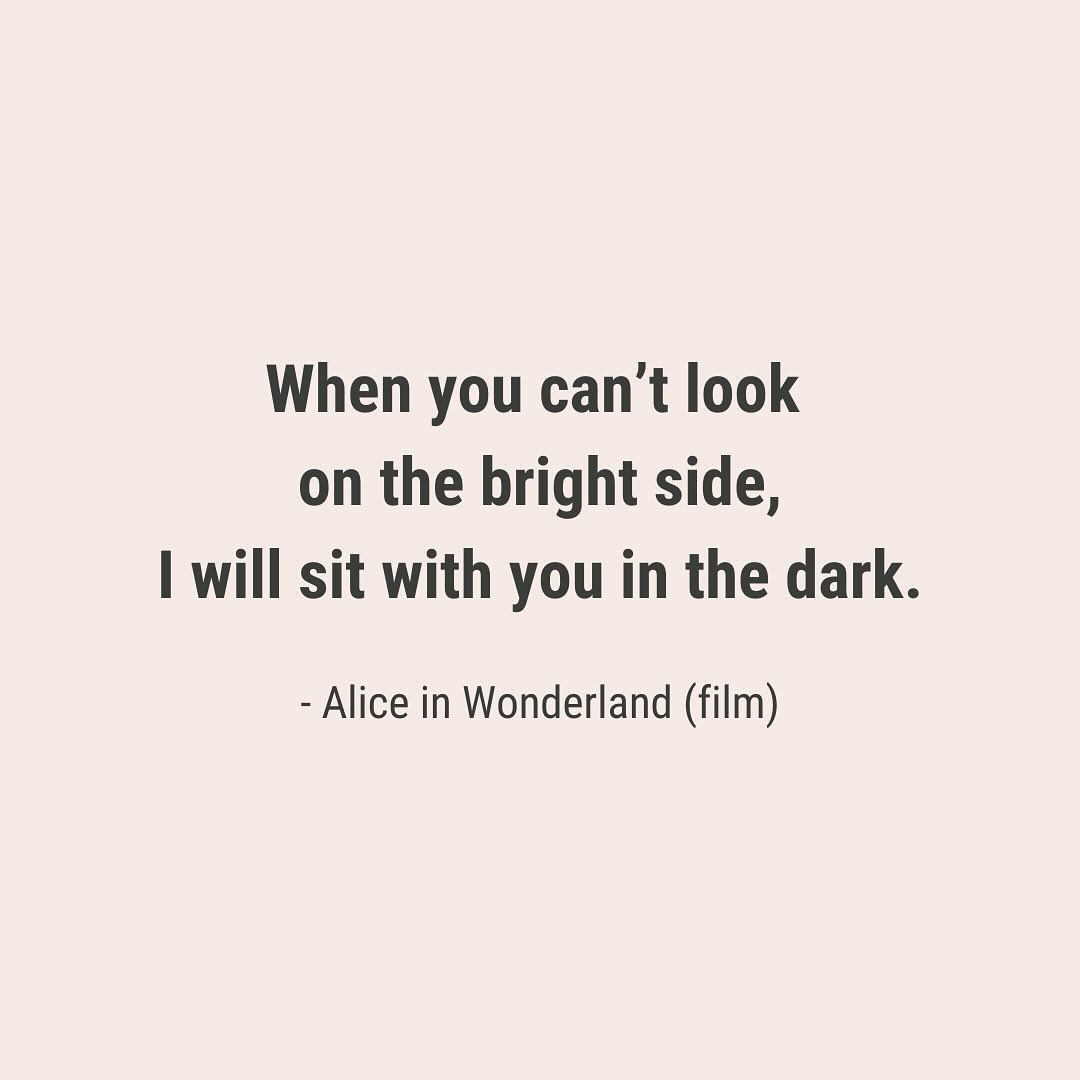 על ההבדל בין אמפתיה לסימפטיה.
בתקופה כאובה כמו זו, כשמרגיש שהכל מסביב מתפרק,
הרבה מאיתנו מוצאים את עצמנו באפלה.
ובתוך האפלה הזו, יש גם רצון אנושי לתמוך.
לתת כתף, להקשיב, לעזור.
הנטייה הטבעית שלנו היא לנסות לפתור.
להגיד משהו שיקל. להפחית את הכאב של האחר.
כי כואב לנו לראות את היקרים לנו סובלים.
אבל מי שנמצא עכשיו בבור – לא זקוק לעצות.
גם לא לקלישאות כמו “יהיה טוב”, “תחשבי חיובי”, או “לפחות יש לך...”
זו סימפטיה.
אמפתיה היא משהו אחר לגמרי.
אמפתיה היא היכולת לשבת עם מישהו בבור שלו,
בלי לנסות להוציא אותו בכוח.
פשוט להיות שם.
עם יד רכה על הכתף,
אולי אפילו בלי מילים.
להיות באמפתיה
זה להרגיש את הרגש של מישהו אחר,
דרך חיבור לרגש הזה בתוכי.
כשחברה שלי עצובה, אני נזכרת בתקופות שבהן גם אני הייתי שם.
אולי אני עדיין שם.
ומתוך המקום הזה – נוצר החיבור.
לא כדי לייעץ.
לא כדי לשפר.
רק כדי להיות איתה, באמת.
ולהקשיב.
הקשבה אמפתית. שקטה. נוכחת. מהלב.
לחיי מערכות יחסים מלאות אמפתיה.
לחיי ימים שבהם נוכל, קצת יותר,
לראות שוב את האור.
💛
ליטל