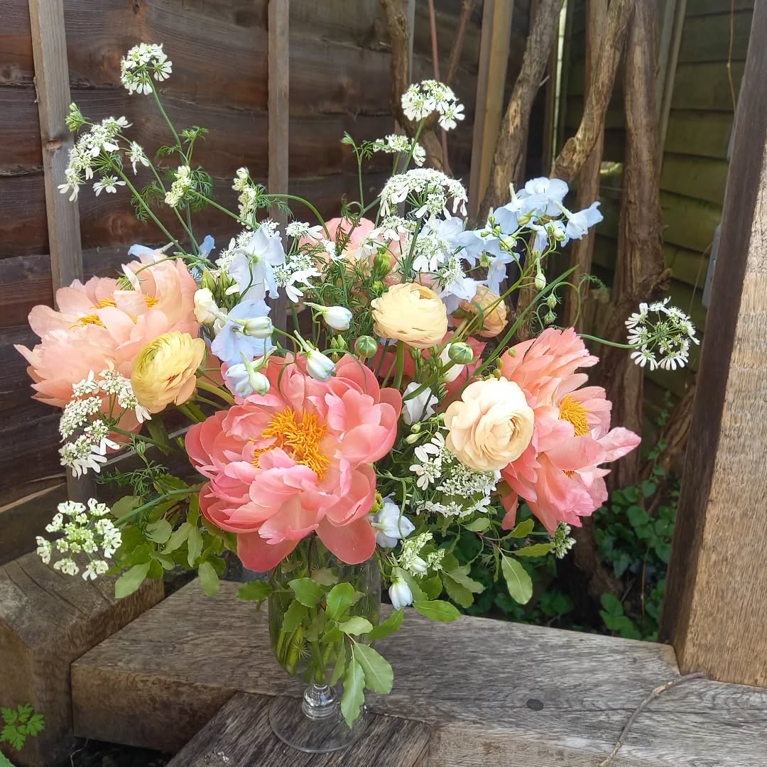 Love a wiggly leftover arrangement! And the peonies are out! 🙌🌿🌷
Happy Sunday all xx
#vasearrangement
#summerflowers🌸
#surreyflorist
#flowersmakemehappy🌸
#surreyweddingflowers
#carshalton
#carshaltonbeeches