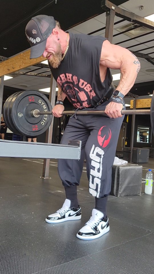 Barbell Row avec mon client @phillyphil_ifbb 4 weeks out de sa compétition au @toprosupershow
Workout by @odelthivierge
Prep coach @coach.petrovmckinnon
Keep pushing Phil!!!
Infos & booking au bootybyodely@gmail.com
Location @gymmax_gatineau
#bodybuildingmotivation #bodybuilding #bodybuilder #fitnessaddict #teamresults #personaltraining #gymmotivation #gymaddict #mensphysique #ifbbpro