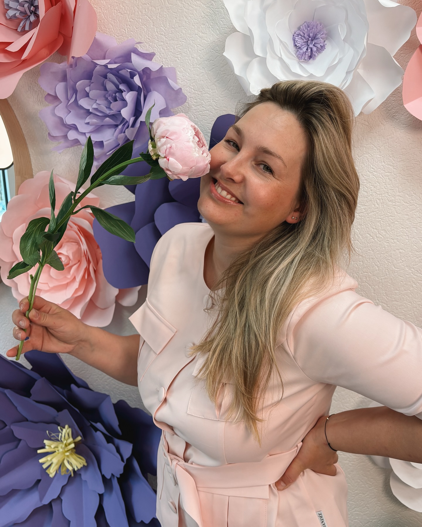 Jau senokai nešiojausi širdyje šią gėlėtą dieną!
Ir štai ji jau praejo ✨ Tokia , kokià ir įsivaizdavau 🥰🌸🌸🌸 Dėkoju @baltaakvarele šeimai - be Jūsų neįvyktų tokios dienos! Dėkoju vaikams už pagalbą, gaminant gėlių pievą 🌸
Sofijai, Gerdai, Rianai. Dėkoju Dovilei ir Rovenai ! Pacientėms , už apsilankymą ir žinutes ♥️