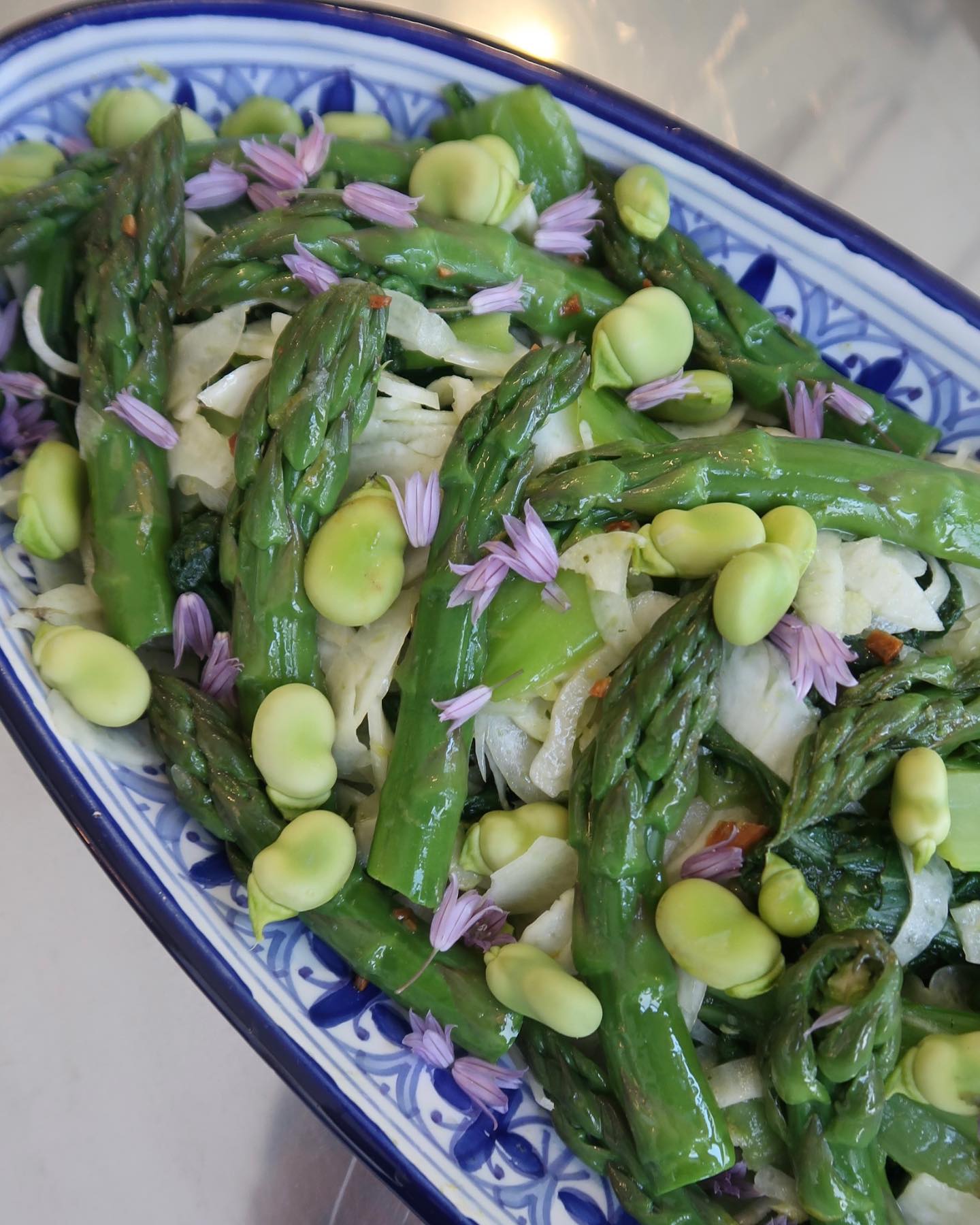 Salade du moment, inspirée du marché 🌞
Les asperges et le pak choï sont cuits vapeur, le fenouil cru est coupé finement à la mandoline. Une huile d’olive à l’ail croustillant, jus et zest de citron, fleur de sel, des petites touches du potager fleurs de ciboulette et fève, et le tour est joué ! 🎡
Une salade de saison fraîche et gourmande ! ✨
Réalisée lors d’un buffet d’anniversaire🎂