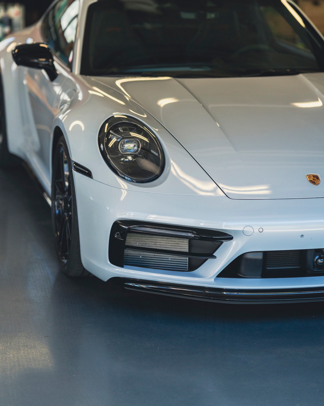 ✨ Porsche 911 Carrera 4 GTS in Ice Grey Metallic – pure Eleganz trifft auf unaufhaltsame Power! ✨
Dieses Biest haben wir mit einer hochwertigen Steinschlagschutzfolie ausgestattet. Die komplette Front und stark beanspruchte Bereiche wie der Einstieg sind jetzt optimal geschützt. 🚗💪
Mit unserem Schutz sagst du Steinschlägen, Insekten und anderen Verschmutzungen den Kampf an – so bleibt deine wahre Liebe immer makellos. 🛡️❤️
Schütze auch du dein Traumauto und geniesse jede Fahrt ohne Sorgen!
Schreib uns und lass uns gemeinsam die beste Lösung für dein Fahrzeug finden. 🤝
Was würdest du vor Steinschlag bewahren wollen? Schreib’s in die Kommentare! 👇
• • • • • • • • • • • • • • • • • • • • • • • •
- Lackschutzfolierung Ambühl -
📍Triststrasse 12
🇨🇭7000 Chur
☎️ +41 78 720 70 04
📩 lackschutz@black-bird.ch
🌍 www.lackschutzfolierung.ch
• • • • • • • • • • • • • • • • • • • • • • • •
#Porsche911 #IceGreyMetallic #carculture #cars #carwrapping #carlovers #paintprotectionfilm #carcare #xpel #carprotection #detailing #dreamcar #luxurycars #paintisdead #garagelife #carwrap #autodetailing #steinschlagschutz #paintprotection #automotiveart #luxurylifestyle #folierung #fahrzeugfolierung #carpaintprotection #car #carenthusiast #supercar #lackschutz #ppf #ceramiccoating