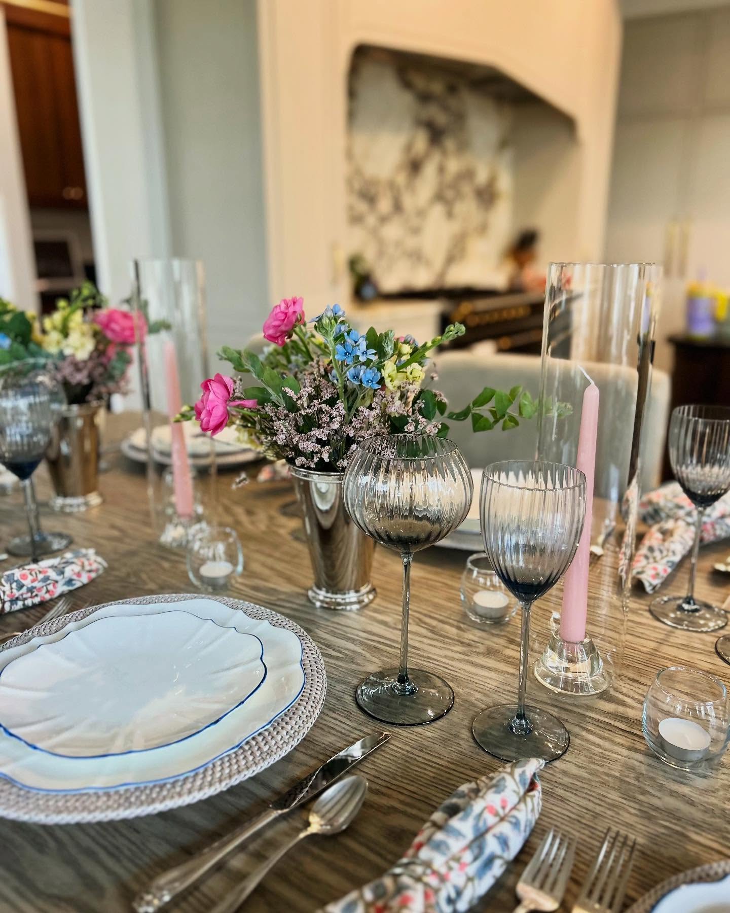 This tablescape exudes elegance and fresh, romantic charm, perfect for a spring or summer gathering.
Our design was featured on the Glen Ellyn Housewalk, benefitting @glenellyninfantwelfare.
We love how this setting features soft, organic elements balanced with sophisticated touches.
#tablescapedesign #tabledesign #springtable #springtabledecor #eleganttablescape