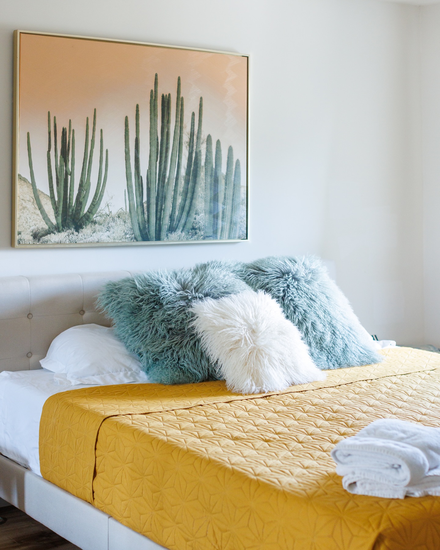 Do you make your bed every morning? Or are you more of a “let it breathe” kind of person?
I’m team Make the Bed—most of the time. It’s a small win that sets the tone for the rest of my day! But I totally get it… not everyone’s a fan.
Good news: Even if you don’t make it, you can still air it out neatly and keep your space feeling calm and fresh.
Here’s how:
✅ Pull the covers down to the foot of the bed
✅ Open a window for 20–30 minutes (if you can)
✅ Let your sheets air out before resetting the space
Then you can decide whether to tidy it up… or crawl back in later (no judgment!).
Everyone has their own rhythm—but if your space feels overwhelming or cluttered, help is just a message away.
✨ Want help creating a calm, organized home?
Let’s chat! DM me or visit my website to schedule your free consultation.
#MakeYourBed #MorningWins #OrganizedLiving #ResetYourSpace #DailyRoutines #SmallHabitsBigImpact #CloudyToClear #ProfessionalOrganizer #SimpleHomeTips #DeclutterYourLife