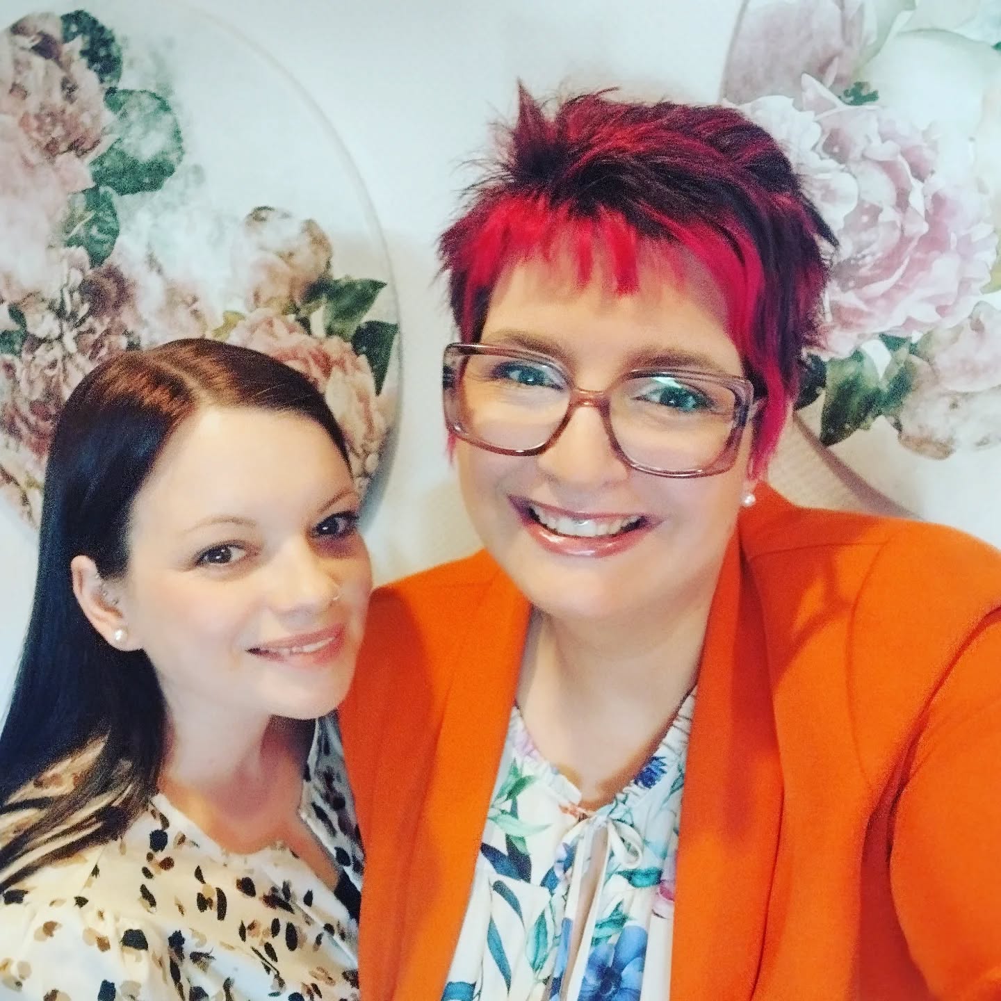 Moin,Moin!
„Behalte immer das in deinem Herzen, was dich verzaubert hat. Denn es hat einen Grund warum dieser Zauber in dir geweckt wurde."
🌸🌸🌸🌸
Was war das für eine verrückte Woche!
Am Dienstag wurden wir auf Arbeitssicherheit von der BGW geprüft und wie sollte es anders sein, hatten wir gestern und heute unsere jährliche Prüfung zur Qualitätssicherung durch den MDK.
Dabei wurden unsere organisatorischen Prozesse gründlich unter die Lupe genommen!
Noch halten wir unser Ergebnis nicht in den Händen. Dennoch platzen wir vor Freude und Stolz, denn das Pflegeteam Steinfeld hat mit Bestnote (1,0) bestanden!
Dieses Ergebnis zeigt, dass unsere Arbeit, unsere Einsatzbereitschaft und unser Teamgeist sich voll und ganz ausgezahlt hat.
Ein riesen Dankeschön geht an Carina und Vanessa, die jeden Tag zusammen mit ihrem Team großartiges leisten.
Gemeinsam setzen wir weiterhin auf Qualität und das Wohl der Klienten!
#pflegeteamsteinfeld #ambulanterpflegedienst
#weilpflegesovielmehrist #bestnote #qualitätstattquantität #wirliebenwaswirtun
#pflege #landkreisvechta #gemeindesteinfeld #pflegekraft #pflegefachkraft #betreuungskraft #pflegedienstleitung