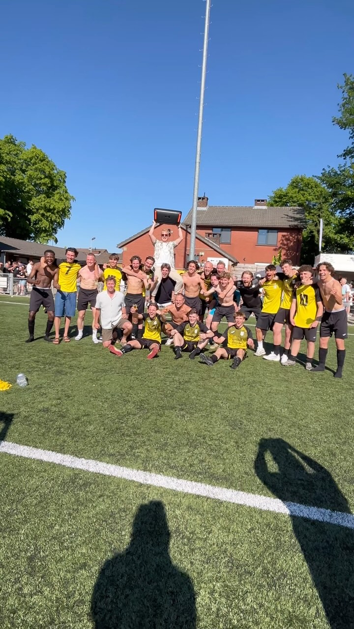 PROMOTIE!
Wat een prachtige dag, na een seizoen kei hard werken, doorzetten en in elkaar geloven behaalde ons eerste elftal de winst in de eindronde!
Waar dromen uitkomen, helden gevierd worden en op elkaar kunnen rekenen het grootste geluk is.. en wat de eindconclusie vooral mag zijn… ongeacht hoe zwaar het is, hoeveel obstakels er soms voor je lijken te liggen, zolang je elkaar kan vinden, op elkaar kan rekenen, je blijft geloven in dat wat wel goed gaat en je thuis kan komen bij elkaar… dan is niets onmogelijk. Want dat is de uiteindelijke waarde van het leven… je bent nooit alleen, samen ben je veel sterker, veerkrachtiger.
We zijn trots op jullie!
Merci gasten om het seizoen zo prachtig mooi af te sluiten. Laat het maar binnen komen, geniet ervan!
.. en dan .. volle gas vooruit naar 3e!
#proficiat #samenveerkrachtig #youvegotthis👊 #stronger #faster #kskekerendonk #promotie #3eprovinciale #herewecome #onewayticket #teamlife #neveralone #alwaystogether❤️ #elkaarblijvendragen #hierrijpttalent #oneteam #onedream