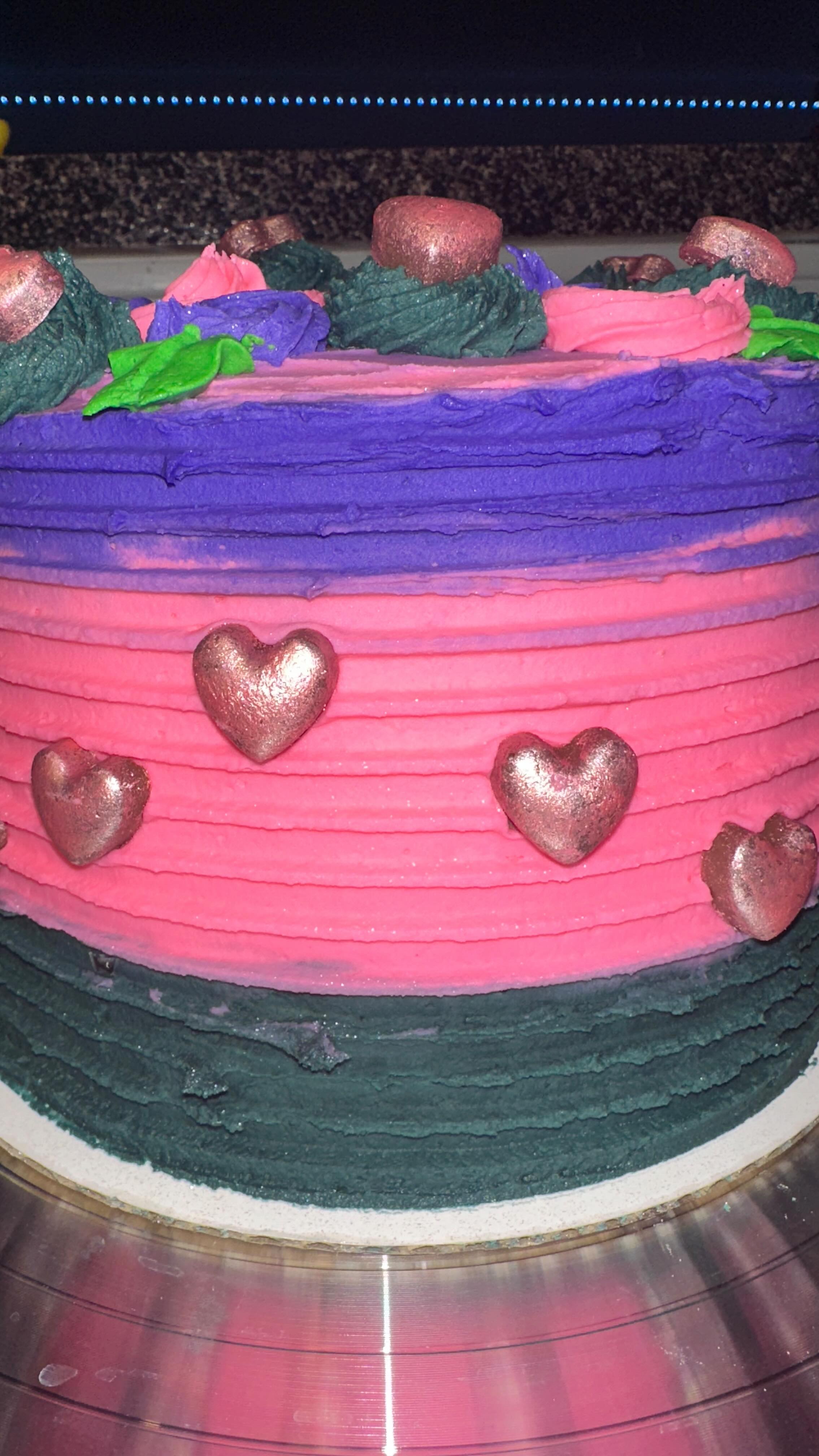 Happy Mothers Day! 🤗🫶🏽
Here’s a Twix flavored cake with pink and purple flowers 🌺 Chocolate hearts with Nutella & chopped hazelnuts ✨
DM me for your order today!! 📩
•
•
•
•
•
•
•
#BakedGoods#HomeMade#SoftCookies#ForYou#fyp#packagedorders#trending#SupportSmallBusinesses#cookies#Fresh#DallasTexas#TexasPastries#CustomOrders#MustTry#Baker#Barkernearme#buttercream#frosting#filling#filled#partnershipsopen#cake#Birthdaycake#trending#selftaught#Baker#events#explorer#explorerpage#cupcakes