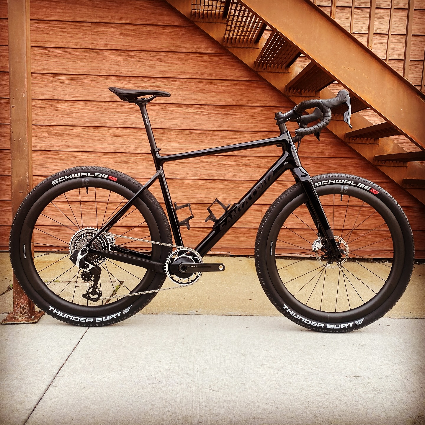 People asked for a closer look at this beaut of a Stigmata build from our most recent #newbikeday post so here it is in more detail! Tyler had this custom Santa Cruz Stigmata decked out with full @sramroad Red AXS XPLR 13 Speed which made for an ultra light build capable of high speeds and anything else he wants to throw at it! Some highlights include in frame storage, 165mm cranks, and ultra wide @3tbike Discus LTD 40/44 wheels paired with @schwalbetires Thunderburt 29 X 2.1 tires to soak up all the rough stuff!
.
.
.
.
.
.
#sugarbottombikes #sugarbottom #northliberty #northlibertyiowa #coralville #coralvilleiowa #cedarrapids #cedarrapidsiowa #iowacity #iowacityiowa #solon #soloniowa #iowabike #iowacycling #bikeiowa #bikeiowacity #onlyiniowa #santacruzstigmata