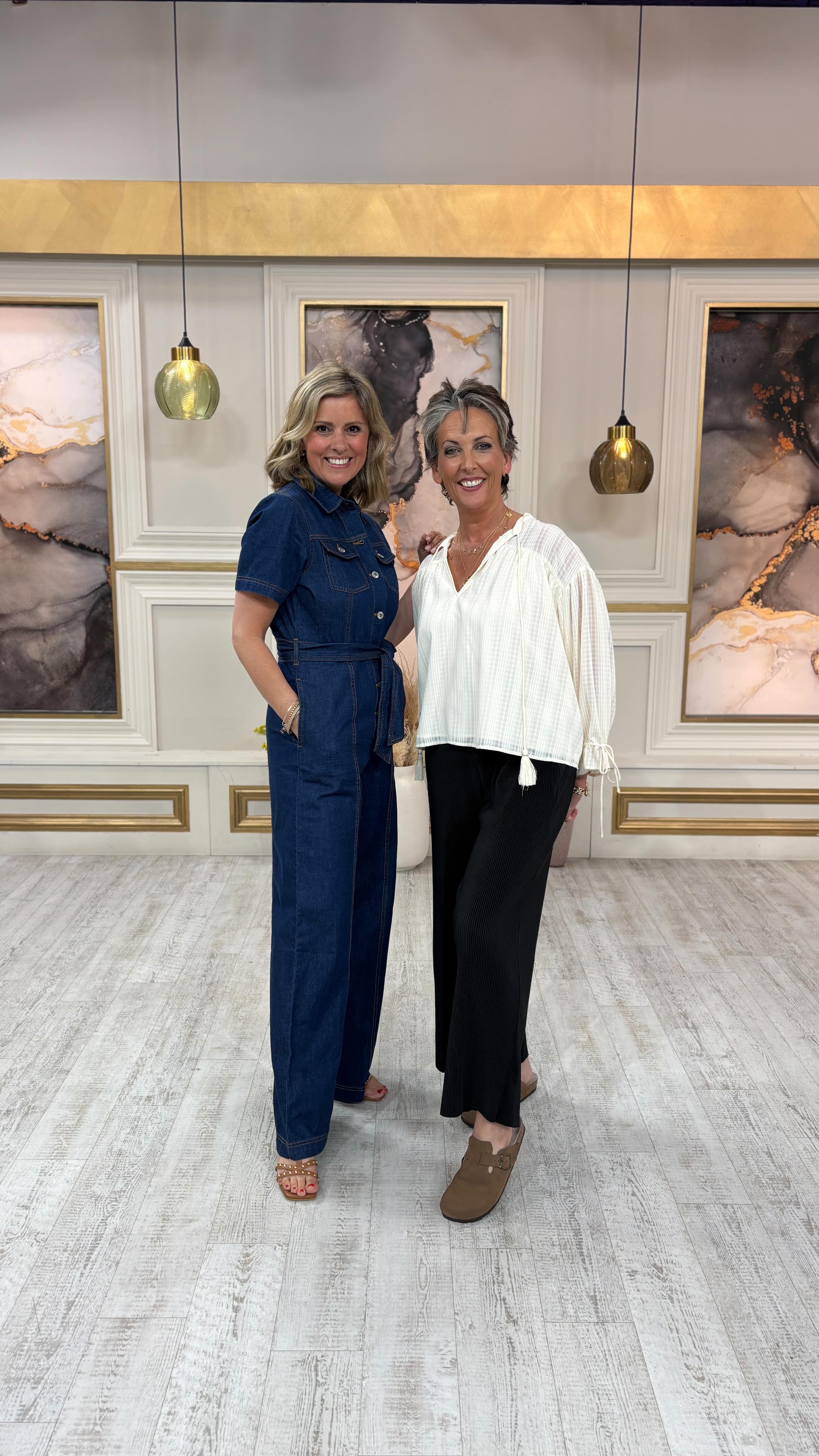 3 beautiful Spanish footwear brands launching tonight on @qvcuk with the fabulous @pipagordon 🙌
Here’s my top picks from @castanerofficial @genuins @dansishoes …..which is your favourite? I’m in love with the studded Mary Jane’s 🖤
Jumpsuit by @finerylondon @qvcuk 💙
#footwear #espadrilles #wedges #heels #maryjanes #sliders #clogs #spanishfootwear #quality