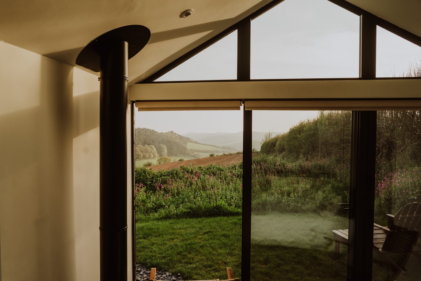 We have summer availability for a private and secluded escape to the South Devon countryside. Private wood fired hot tub, lazy bbqs and mornings on the beach, the best way to soak in this spring sunshine! 🍃 📸 @amysampsonphoto