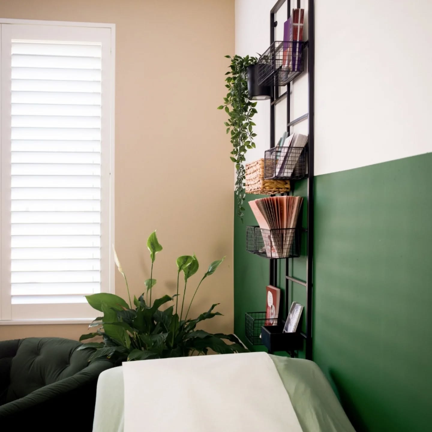 Soms komen dingen op je pad en dan moet het gewoon zo zijn.
Een paar weken geleden nam Dyanne van The Body Lab contact op. Via een oud cliënt had ze van ons gehoord en het leek haar leuk om eens kennis te maken. Ze doet namelijk littekenbehandelingen na keizersnedes.
We kletsten wat en het klikte gelijk heel goed. Toevallig was Roos van @powermama_zuidplas er ook. Het was een super leuke kennismaking en toen kwam de vraag 'wil je altijd in je eigen huis spreekuur blijven doen?' Nee, dat was niet de bedoeling, maar ik ben ook niet actief op zoek naar iets in Zevenhuizen.
En toen was het idee geboren om 1 keer per week bij The Body Lab spreekuur te houden. Het werd verder uitgewerkt en nu is officieel! Totaal niet de insteek van de kennismaking 😂, maar het moest echt zo zijn.
5 juni is het eerste avondspreekuur daar. Eindelijk ons huis weer terug en dat is een heerlijk idee☺️
#verloskundige #verloskundigenpraktijk #verloskundigezevenhuizen #zwangerschap #zwanger #koningskwartier #Zevenhuizen