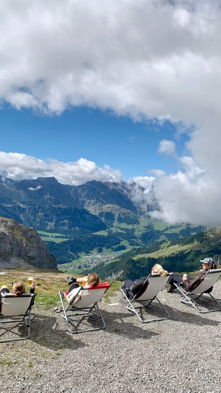 Några utvalda vyer som väntar för dig som vill vandra i Engelberg/en 11-14 september. ☘️😍🙌 🥾
• Vad väntar i bergen 11-14 sept? •
⛰️ 3 eller 4 dagsturer vandring
⛰️ Boende centralt i byn på @skilodgeengelberg
⛰️ Njut av magnifika bergsvyer och vandringar.
🚠 Alla vandringar går att korta ned i höjdmeter vid önskemål.
🥂 Helgen skålas in med en gemensam Välkomstdrink torsdag kväll efter ankomst.
🌸 Möt likasinnade i bergen.
⛰️ Erfaren vandringsguide i Systrar i bergen leder alla turer.
🧘♀️ Lägg till en avkopplande och återhämtande stund på yoga-mattan med vår yoga-instruktör @samirayogalove 💜
Läs mer om helgen på vår hemsida eller skicka ett DM! 💓
#engelberg #vandring #hiking #mountaintrails #systraribergen #mountains