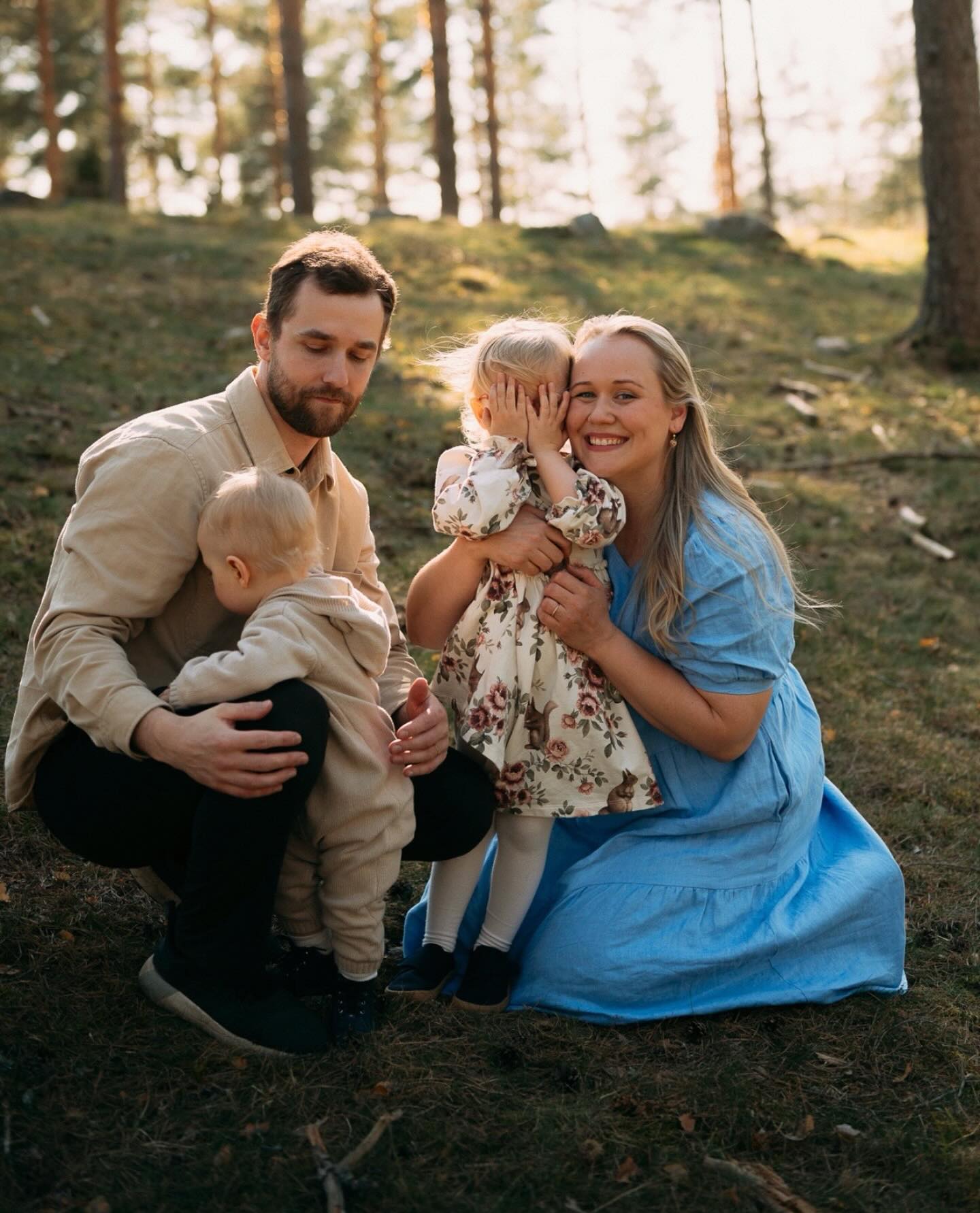 Miltä teidän elämä näyttää just nyt? Millaisia asioita sä haluaisit muistaa siitä?
⠀
Perhekuvauksissa saa tapahtua. Ja mitä enemmän tapahtuu, sitä enemmän saadaan talteen niitä arkisia hetkiä, joihin haluaisit aina palata. Saa piiloutua käsien taakse jos siltä tuntuu. Saa nauraa, saa hassutella. Itkeäkin saa ja sekin kuuluu asiaan. Ja te saatte olla te <3
⠀
Kuvagalleria on pullollaan niitä tilanteita ja tunteita, jotka haluat muistaa.
⠀
Oikea aika kuvaukselle voi olla koska vain. Mun mielestä jokainen hetki elämässä on taltioimisen arvoinen.
#perhekuvaus #perhekuvaussalo #perhekuvausturku #dokumentaarinenperhekuvaus #valokuvaajasalo #valokuvaajasalonseutu #valokuvaajanaiset #valokuvaajatsuomi #perhekuvaajaturku #perhekuvaajasalo