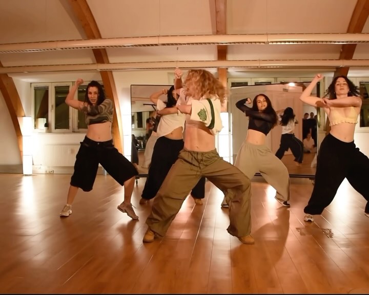 SOS please 🆘
Choreography: @thisisgoaldigger
Dancers: @bcisters @sofialuchen @_alba_laci
Artist: @badgalriri - SOS
Video: @chris.alvar
Studio: @empire.dance.vienna
#dance #wien #choreography #choreo #fyp #dancegroup