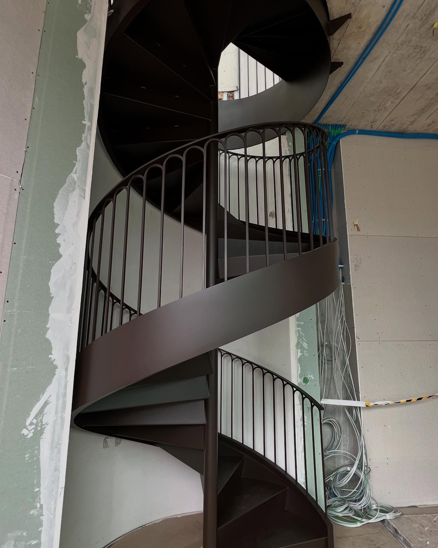 Incroyable résultat pour la mise en peinture de cet escalier.
➡️➡️➡️ pour voir le travail de dingue des équipes!
#electropainters #peintureelectrostatique #bestteam