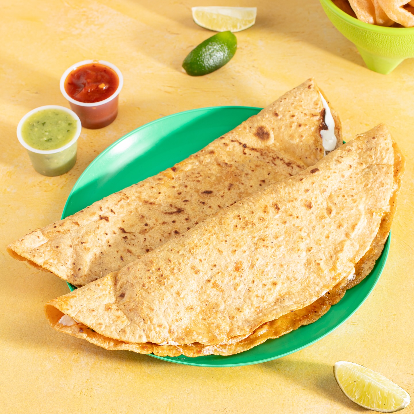 She’s beauty, she’s grace, she’s got queso all over the place. ✨
Quesadillas de maíz hecho a mano pa’ que no se te olvide lo que es comer rico de verdad.
•
•
•
#HandmadeWithLove #MaízEra #SpanglishBites #FoodieFlex #CornIsBae #QuesoAddict #LatinFoodieVibes